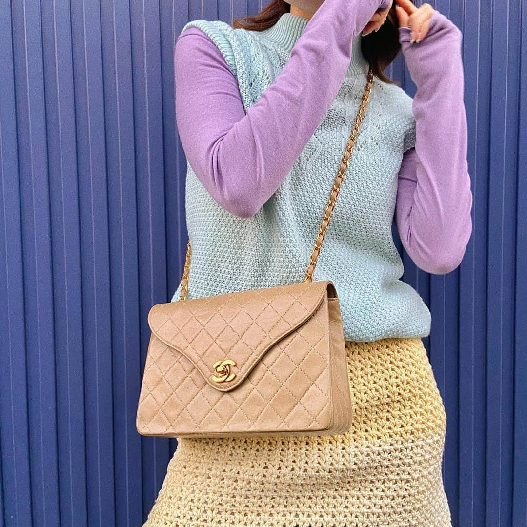 vintage Qooさんのインスタグラム写真 - (vintage QooInstagram)「Chanel bag in beige🍞 どの服にもマッチしやすいベージュのバッグはマストハブ✨ #chanelvintage #vintageqoo #sustainablefashion」1月25日 15時00分 - vintageqoo