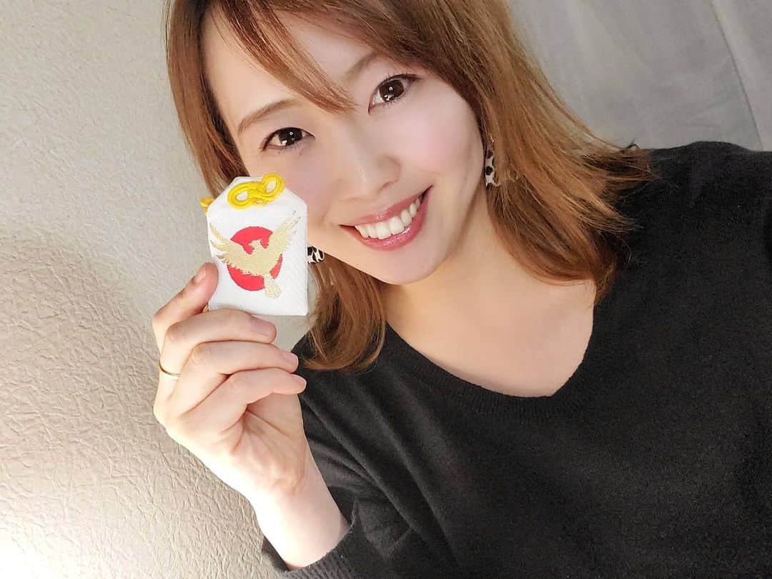 千鶴のインスタグラム：「. 橿原神宮の勝ち守り  今年は初詣にいけてないので 昨年のものになるけど効くと信じてる！  来年は初詣にいけるといいな  #橿原神宮  #勝ち守  #神頼み」