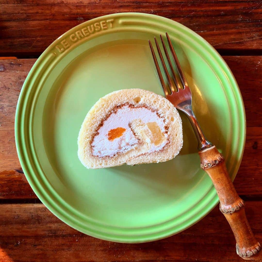 池内万作のインスタグラム：「お昼。 昨日のアヒージョのスパゲティにロールケーキ。 甘いのが出てきたのは、午前中とあるサポセンに電話してイライラしてたせいかもしれないw あー美味しかった。 妻よ、いつもありがとうm(_ _)m #イケウチ家の食卓 #みちょ食堂」