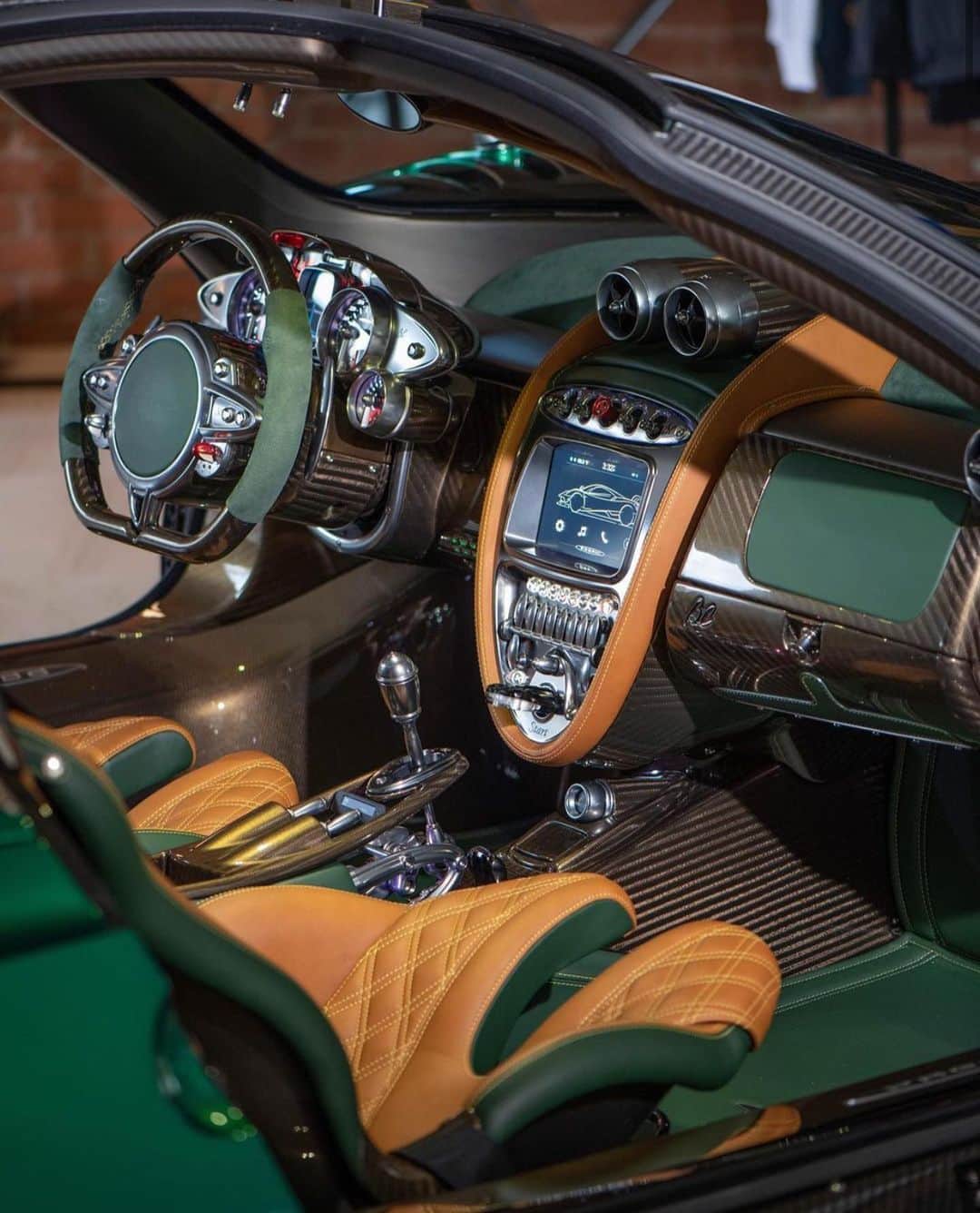 WATCHMANIAのインスタグラム：「Is this the best interior so far?#paganihuayrabc   @paganigreenwich 📸  #pagani #paganihuayra #hypercar #supercars #horatiopagani」