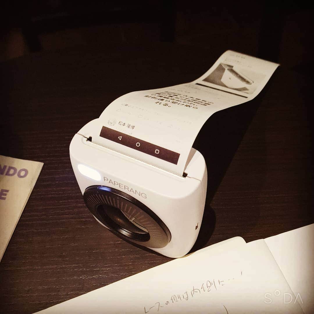 松本隆博のインスタグラム：「。 ほんと！これ便利だよマジ !(^^)!!(^^)!!(^^)!!(^^)!!(^^)! モバイルプリンターなんだ。 解像度は高くないけれど、 ちょっとしたメモとかなら これで充分だよ。 軽いしバッテリー1ヶ月とか もつし、おまけに紙はロール紙 で感熱式だからインク不要、 そして軽いからカバンに入れて 持ち歩き。こうやってネタ整理 の時に、スマホに書いたメモを 印刷する、そしてこれをネタ帳 に貼り付ける(^ ^)  ほんと便利だよ！！！」