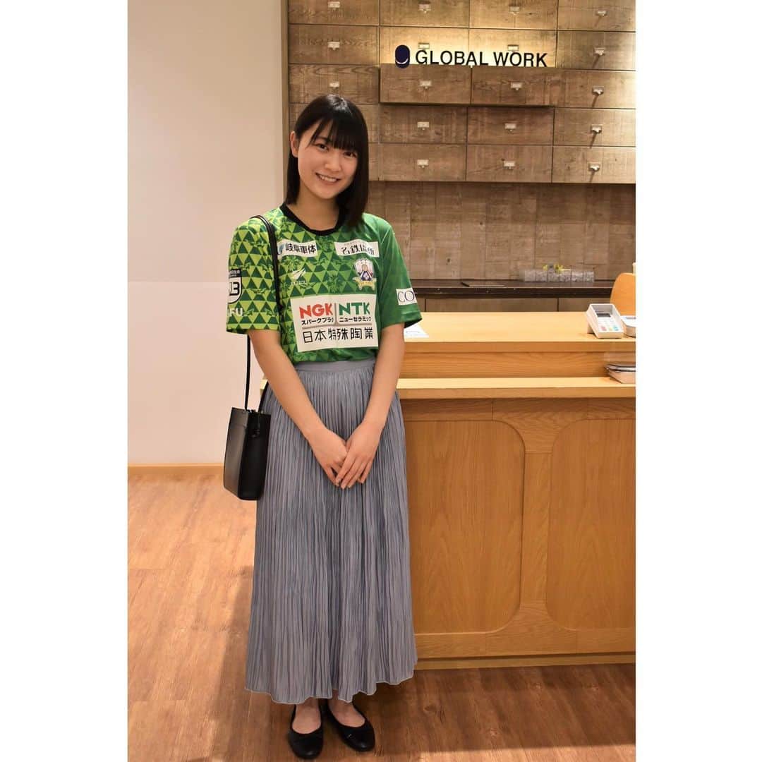 ＦＣ岐阜さんのインスタグラム写真 - (ＦＣ岐阜Instagram)「マーサ21内にある「GLOBAL WORK」様に、#GGG メンバーのHINAが #FC岐阜 2021ユニフォームの着用コーディネートをして頂きました🥰 大人っぽい雰囲気もありながら、アクティブさも感じるHINAにピッタリなコーディネート🤩 ご協力ありがとうございました🙇‍♂️  #GLOBALWORK #グローバルワーク #マーサ21 #RAZZOLI #躍動」1月25日 15時21分 - fcgifu