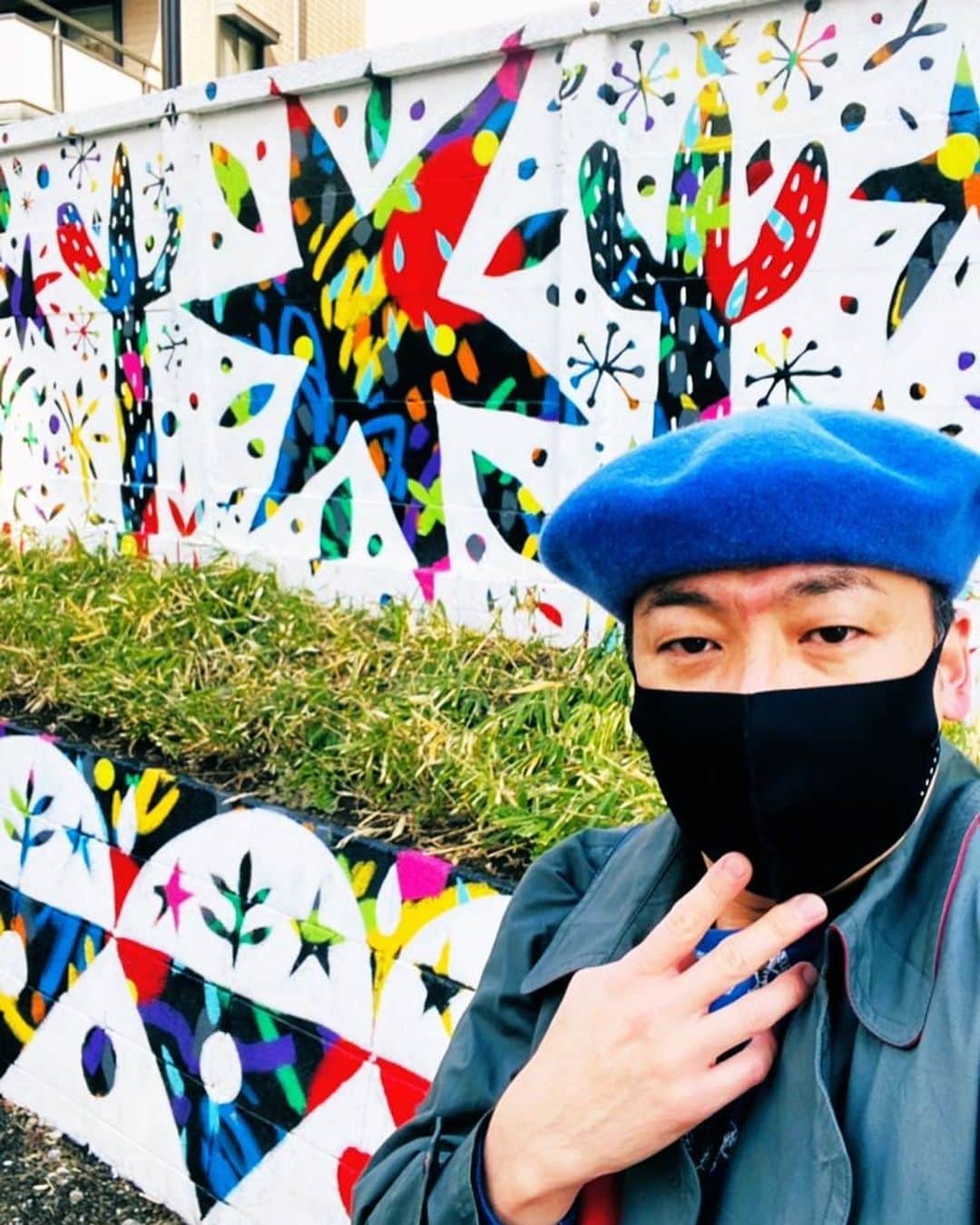 美川憲二さんのインスタグラム写真 - (美川憲二Instagram)「井の頭線とヒデコちゃん☺️🚃✌️✌️   今日はお天気も良くて、下北沢散歩が気持ちよかぁ〜😃☀️☀️🌈🌈🌈⤴️⤴️⤴️ #井の頭線 #下北沢駅 #ほっこりショット  #美川憲一 #美川憲二 #ヒデコフランセスカ #オネェ系 #ものまね」1月25日 15時26分 - mikawakenji