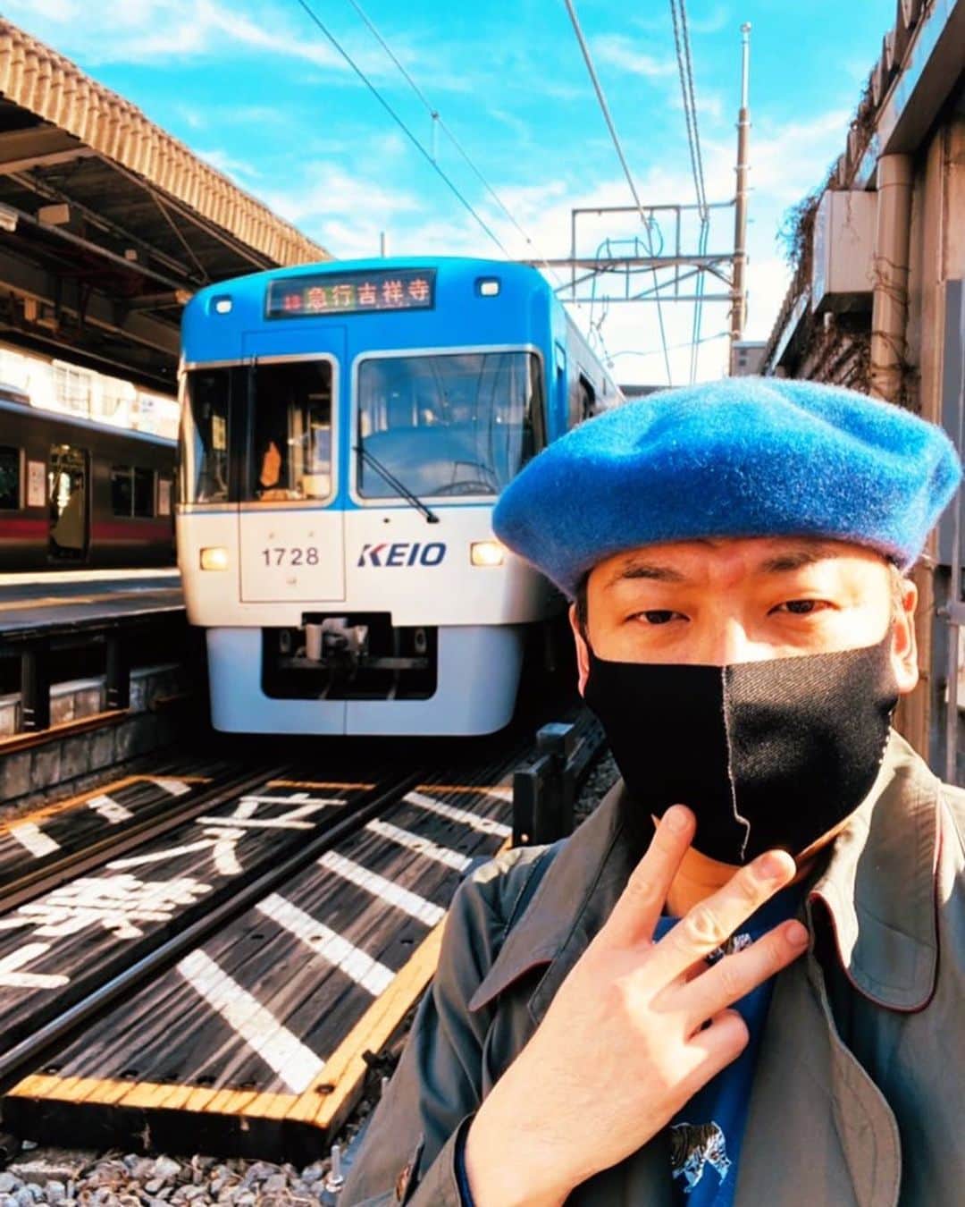 美川憲二さんのインスタグラム写真 - (美川憲二Instagram)「井の頭線とヒデコちゃん☺️🚃✌️✌️   今日はお天気も良くて、下北沢散歩が気持ちよかぁ〜😃☀️☀️🌈🌈🌈⤴️⤴️⤴️ #井の頭線 #下北沢駅 #ほっこりショット  #美川憲一 #美川憲二 #ヒデコフランセスカ #オネェ系 #ものまね」1月25日 15時26分 - mikawakenji