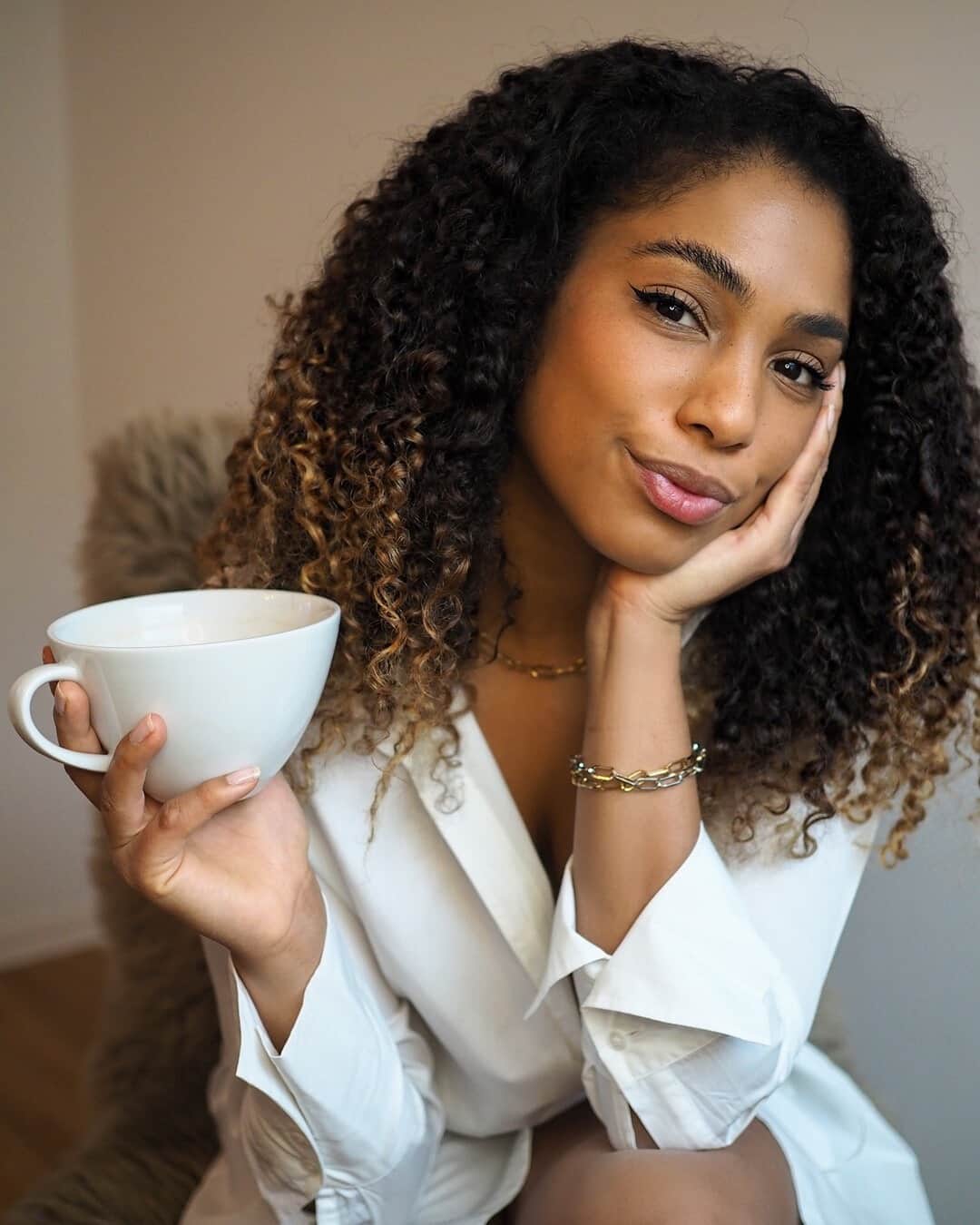 Kapten & Sonさんのインスタグラム写真 - (Kapten & SonInstagram)「'Coffee in one hand and confidence in the other.' ✨ Happy Monday, loves! @curlsallover shines wearing our Bracelet Urban Bold in gold and silver - we love how both colors are matching! 🤍💛 #bekapten #kaptenandson⁠ .⁠ .⁠ .⁠ #jewelry #silver #gold #bracelet #necklace #mornings #mondaymood #inspiration #style #fashion #gettingready #inspo #ootd」1月25日 15時30分 - kaptenandson