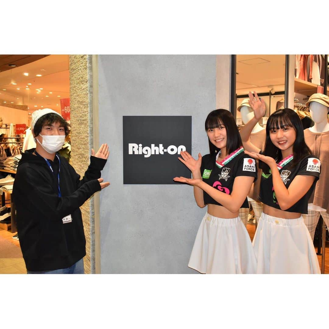 ＦＣ岐阜さんのインスタグラム写真 - (ＦＣ岐阜Instagram)「マーサ21内にある「Right-on」様に、#GGG メンバーのAIRAが、#FC岐阜 2021ユニフォームの着用コーディネートをして頂きました🥰 スポーティーでカジュアルな雰囲気がAIRAによく似合っています😊 ご協力ありがとうございました🙇‍♂️  #Right-on #ライトオン #マーサ21 #RAZZOLI #躍動」1月25日 15時35分 - fcgifu