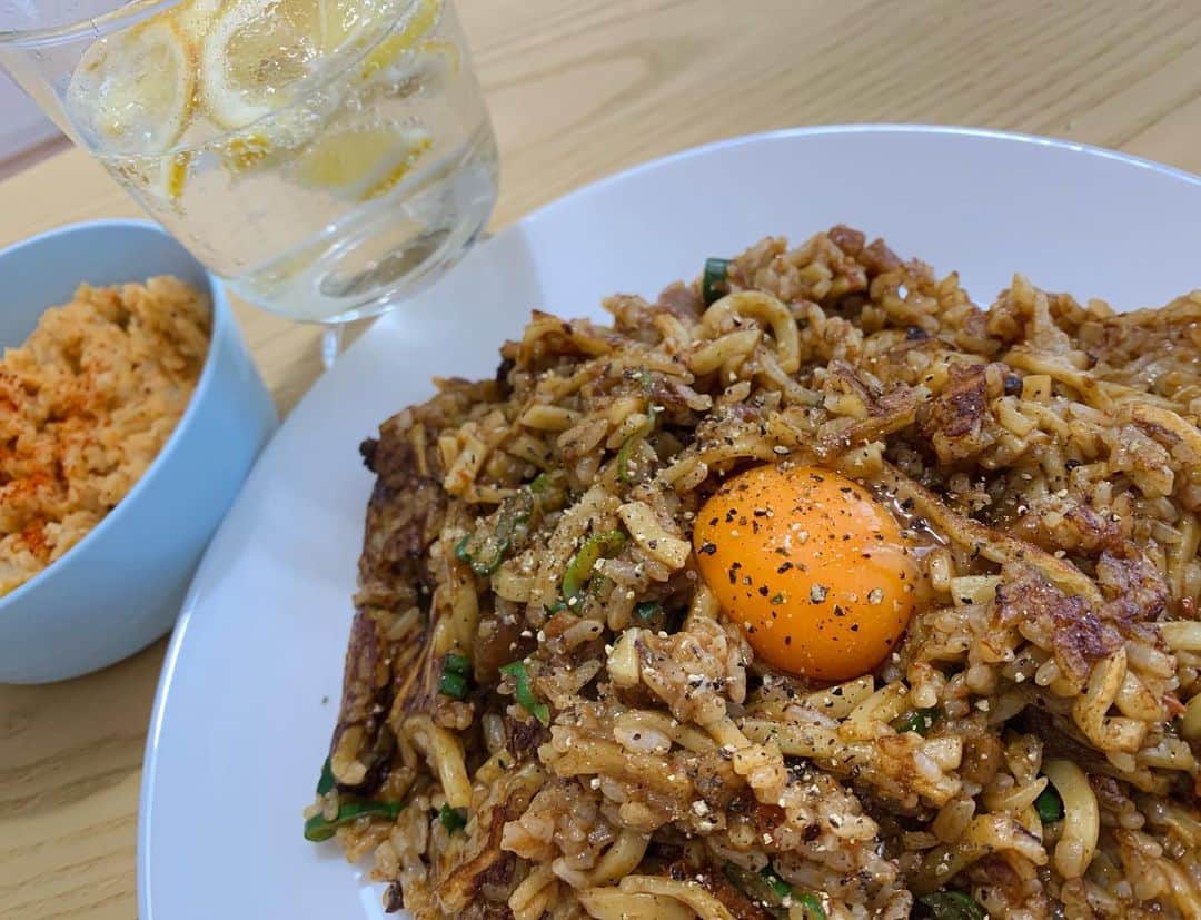 のインスタグラム：「ひと段落ついて家に帰り、遅めのランチ(๑′ᴗ‵๑) 神戸のスピリット❣️そばめしです✨ カレーそばめしだよ🍛 太麺で作って、おこげも作って美味C〜👍 ポテトサラダを作り過ぎてしまい、まだある‼️ ちょっぴり飽きてきたけれど…同じものを美味しくいただき続けるガッツが一人暮らしには大切（笑）」
