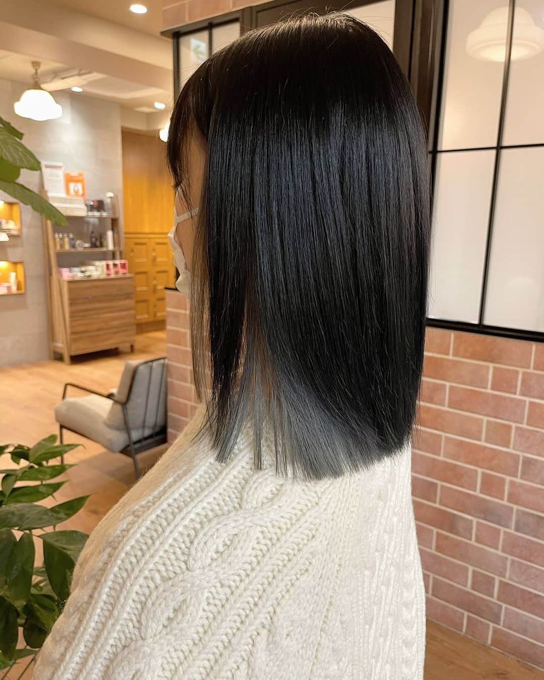 戸島花のインスタグラム：「今年最初のカラーは、インナーカラー強めでブリーチしてグレーっぽく。そしてまた髪切った✂️ U-REALMginzaで @kaihatsu_tomoya 先生にやっていただきました。ありがとうございました🙇‍♀️ 周りからもとっても好評でお気に入り〜😚🎈」