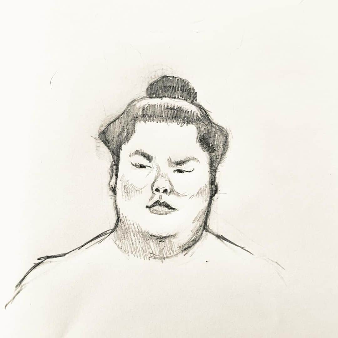 のインスタグラム：「大栄翔関優勝おめでとうございます！ 昨日千秋楽を迎えた大相撲初場所、賜盃を抱いたのは大栄翔関でした。  強い押し相撲で今場所一番輝いてたもんなあ。今後の活躍が楽しみです。  は〜〜しかしやっと描けた。。  #大栄翔  #大相撲 #初場所  #優勝 #押し相撲」