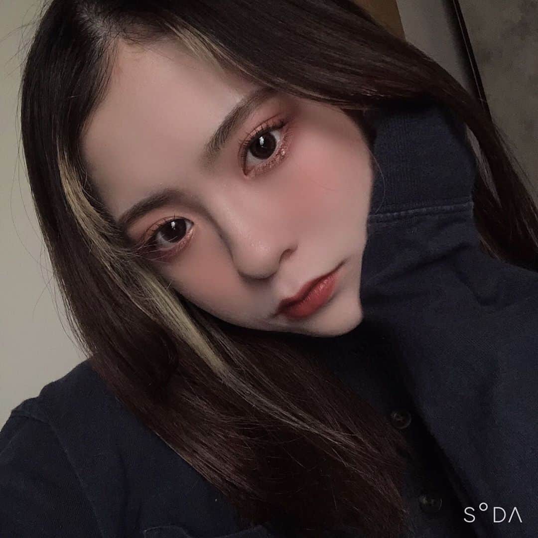 のインスタグラム：「今日は美容の日だから美容に関する投稿するね🤔  あまり外出しない時期だけど、こういう時だからこそ自分磨きできるよね^^  SODAのメイク機能で赤リップとオレンジチーク付けてみたよ◎  #盛り方は自分次第 #soda」