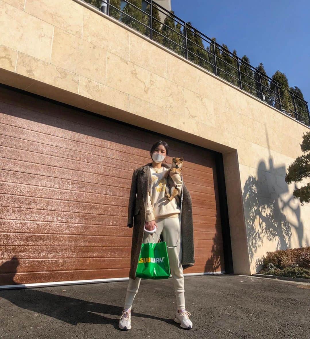 クォン・スジョンのインスタグラム：「날씨 넘 좋아 사무실 들어가기 싫다😭😭 오늘 영양제 9시 입니다!!!!! 🤎 . . . #서브웨이 #점심 #로스트치킨 빵 파고 절임류 빼고 소스는 #핫칠리에 #아보카도 추가 😋 다른 메뉴는 아직 못 먹어봄...  #습관적 #다이어트식단 ㅋㅋㅋ」