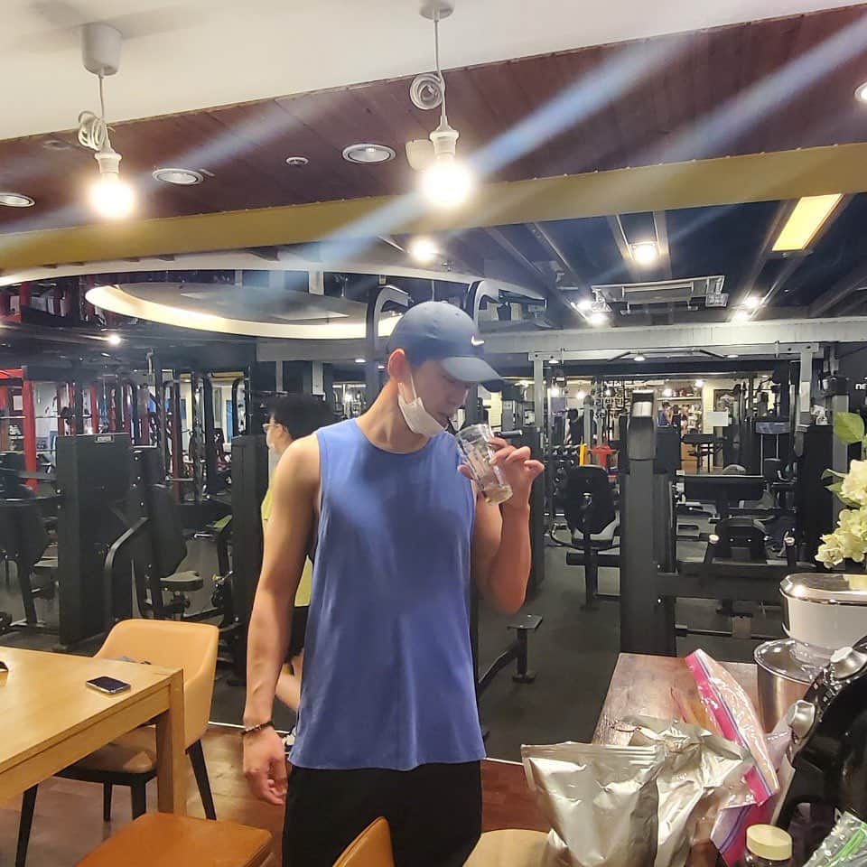 キム・ミンギュのインスタグラム：「운동운동!!🏋🏻‍♂️ #리발란스k」