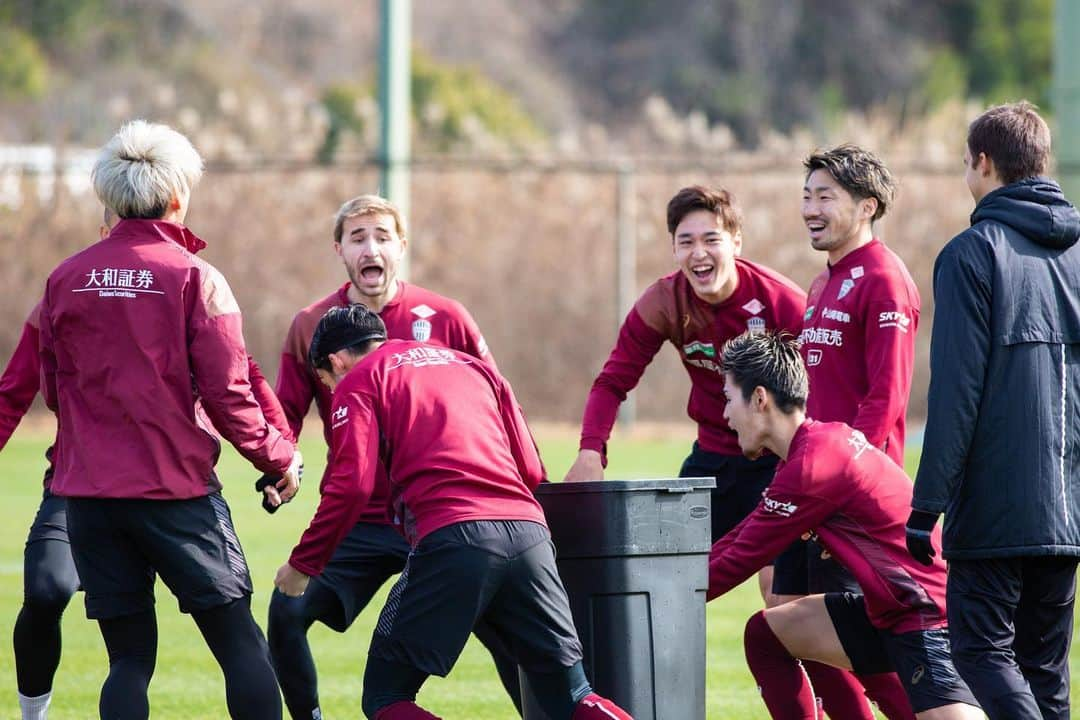 ヴィッセル神戸さんのインスタグラム写真 - (ヴィッセル神戸Instagram)「チーム始動‼︎ ⚽️ 今シーズンもヴィッセル神戸をよろしくお願いします！🙇🏻‍♂️ Welcome back boys! 🙌🏼  #vissel #visselkobe #ヴィッセル #ヴィッセル神戸 #Kobe #神戸 #WeAreKobe #KobeForeverForward #一致団結 #JLeague #Jリーグ」1月25日 16時05分 - visselkobe