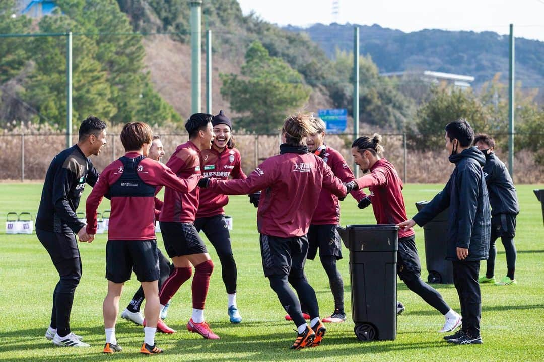 ヴィッセル神戸さんのインスタグラム写真 - (ヴィッセル神戸Instagram)「チーム始動‼︎ ⚽️ 今シーズンもヴィッセル神戸をよろしくお願いします！🙇🏻‍♂️ Welcome back boys! 🙌🏼  #vissel #visselkobe #ヴィッセル #ヴィッセル神戸 #Kobe #神戸 #WeAreKobe #KobeForeverForward #一致団結 #JLeague #Jリーグ」1月25日 16時05分 - visselkobe