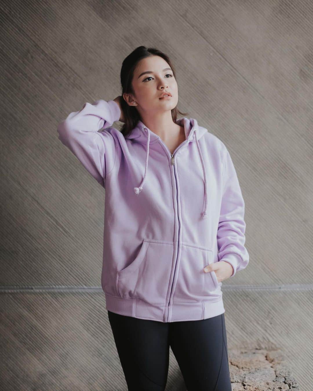 チェルシー・オリビアのインスタグラム：「Life isn’t perfect but your outfit can be.. Hoodie by @cievno.id . Untuk kualitas super bagus banget, tebal, adem dan cocok banget ini dipakai saat musim hujan seperti ini. Mau samaan kayak punya aku? Langsung di cek aja yuk ke IG nya @cievno.id ❤️ . . . Handled by @iconic_sister」
