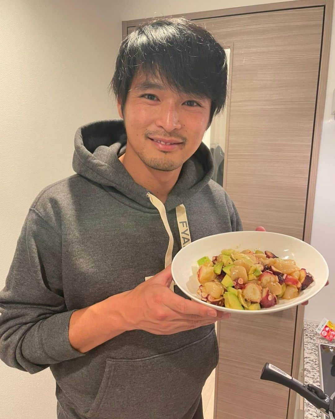 青山隼さんのインスタグラム写真 - (青山隼Instagram)「久しぶりに料理。達成感を感じる事ができるし調理しながら色々な事を考えられる時間。中々の味付けでした！笑 #料理 #料理好きな人と繋がりたい #自炊 #タコとアボカドのサラダ #絶品 #レパートリー #増えてきた #緊急事態宣言 #おうち時間#男飯 #男飯は雑なくらいが一番美味い #マリネ #自粛 #責任感 #行動  #青山隼 #元プロサッカー選手 #俳優 #タレント #名古屋グランパス #セレッソ大阪 #浦和レッズ #徳島ヴォルティス #レジェンド #アンバサダー #出身 #仙台 #徳島」1月25日 16時02分 - jun_aoyama_show_wa