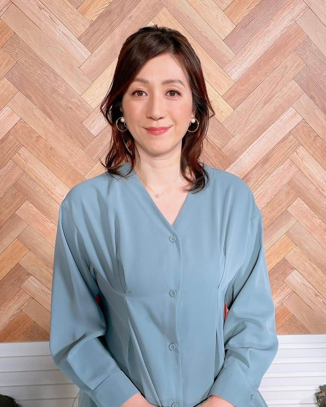 野々村友紀子さんのインスタグラム写真 - (野々村友紀子Instagram)「【バイキングMORE】 ありがとうございました！  リモートでの出演でした⭐️  先週から始まった新コーナー 『人間関係の中で起こる些細な問題どうしてる？』  今日のお題は 「うちの子かわいいでしょ」と見せられた写真そうでもなかった時どうしてる？ でした。  みなさんなら、なんて言いますか？  私は 「元気そう‼️」で逃げ切ります。  今日のブルーのワンピース🐬と 土曜日の【まるっと！サタデー】で着た グリーンのワンピース 両方色と形がきれいで全身見えないのが残念なので、モデルさん着用の写真も載せておこう👈 どちらも @smeralda_official_  のものです！  痛くなりにくくてかわいいイヤリングは @luire.select」1月25日 16時03分 - nonomura_yukiko