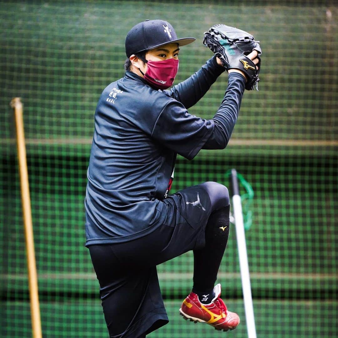 東北楽天ゴールデンイーグルスさんのインスタグラム写真 - (東北楽天ゴールデンイーグルスInstagram)「⚾️ 姿を見せる選手が増えてきました👍🏼 キャンプインが待ち遠しいですね😆 #rakuteneagles #一魂 #日本一の東北へ #則本昂大 #銀次 #牧田和久 #田中和基 #塩見貴洋 #辰己涼介  #辛島航 #森原康平 #太田光 #松井裕樹」1月25日 16時03分 - rakuten_eagles