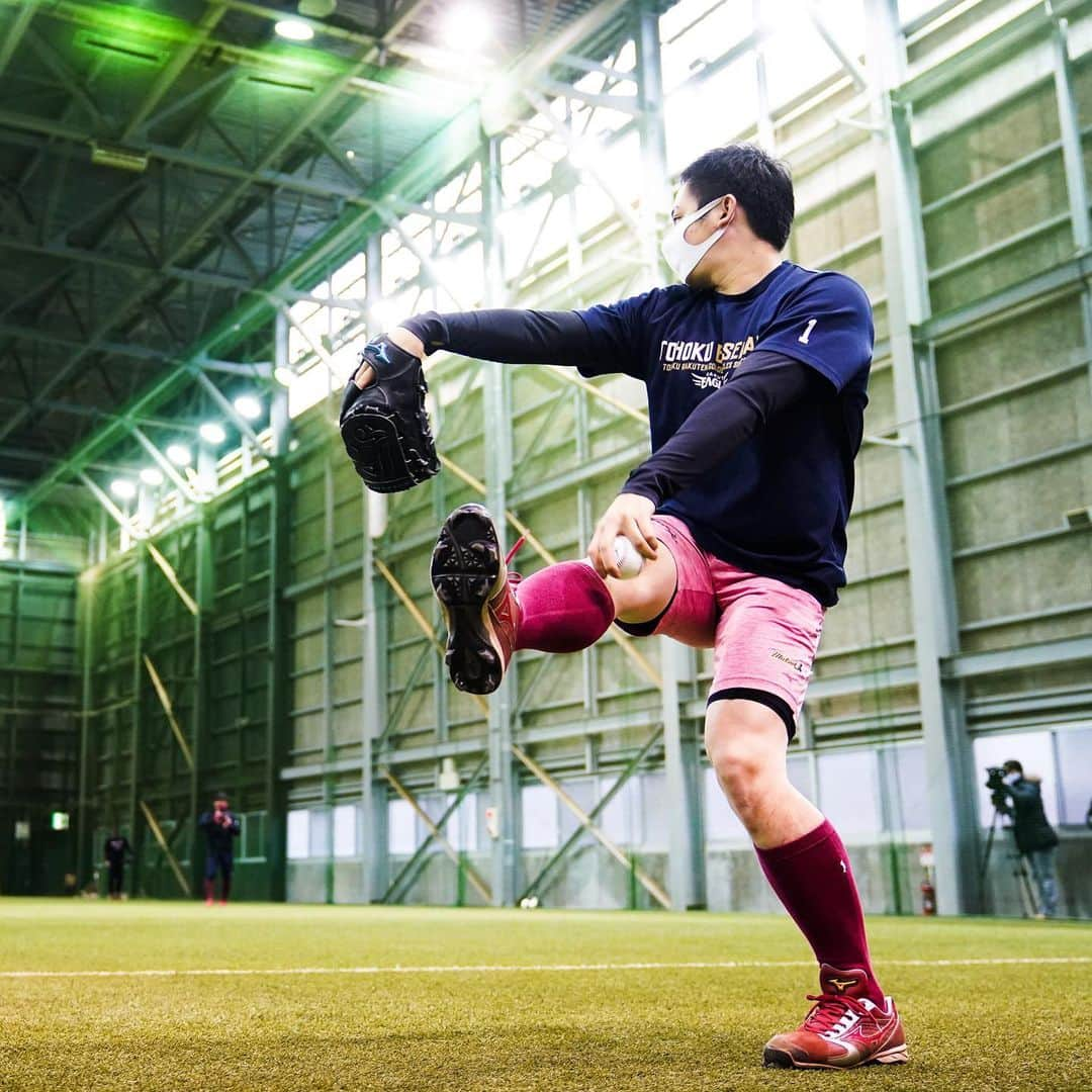 東北楽天ゴールデンイーグルスさんのインスタグラム写真 - (東北楽天ゴールデンイーグルスInstagram)「⚾️ 姿を見せる選手が増えてきました👍🏼 キャンプインが待ち遠しいですね😆 #rakuteneagles #一魂 #日本一の東北へ #則本昂大 #銀次 #牧田和久 #田中和基 #塩見貴洋 #辰己涼介  #辛島航 #森原康平 #太田光 #松井裕樹」1月25日 16時03分 - rakuten_eagles