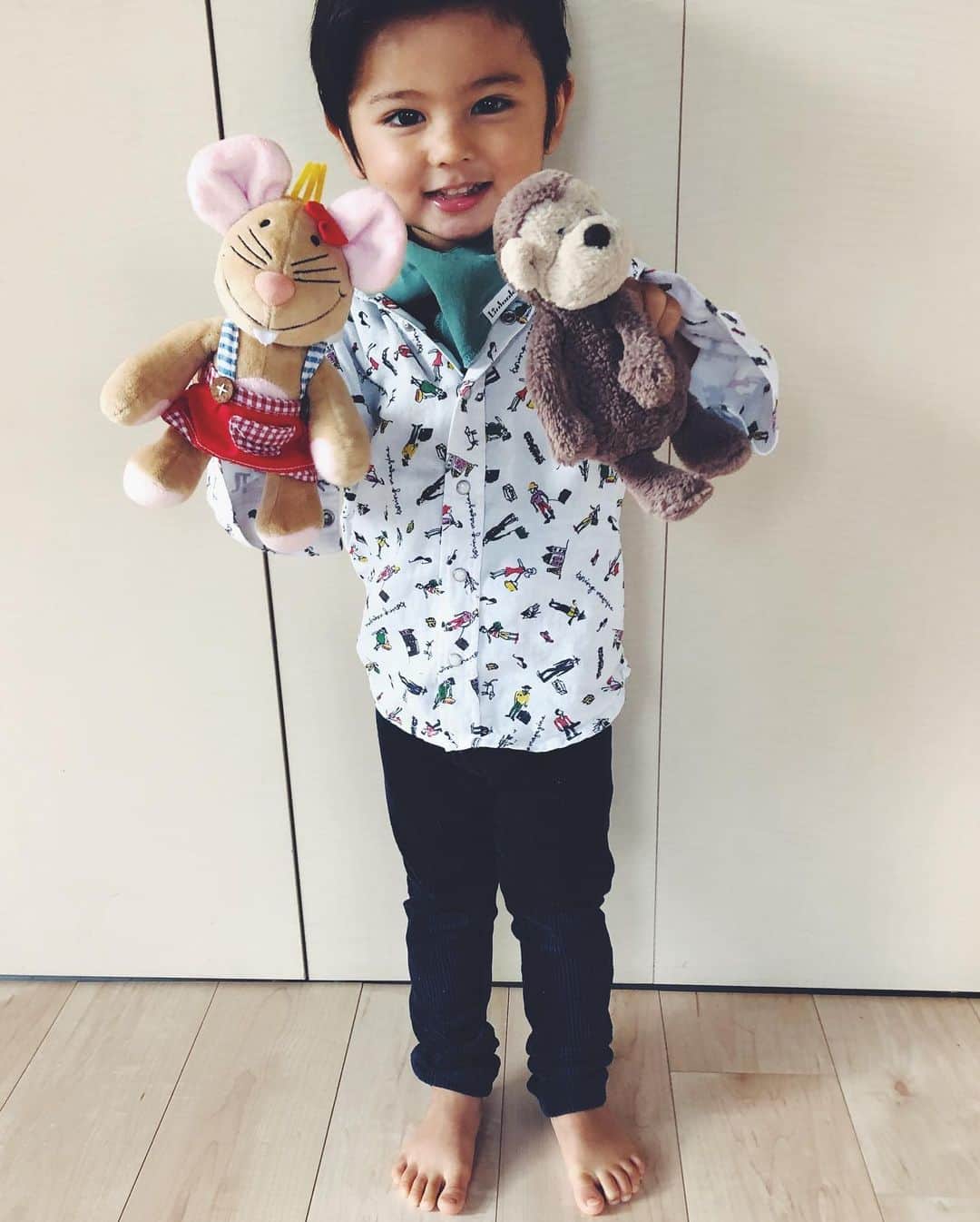 のインスタグラム：「@kidsandusebisu  のレッスンで会える、大好きなLinda🐹とお家で過ごす #travellinglinda !  お気に入りのお友達🐒をLindaに紹介。  レッスンで最初に習う “Kiss and hug ” もしっかり身についています👦🏻」