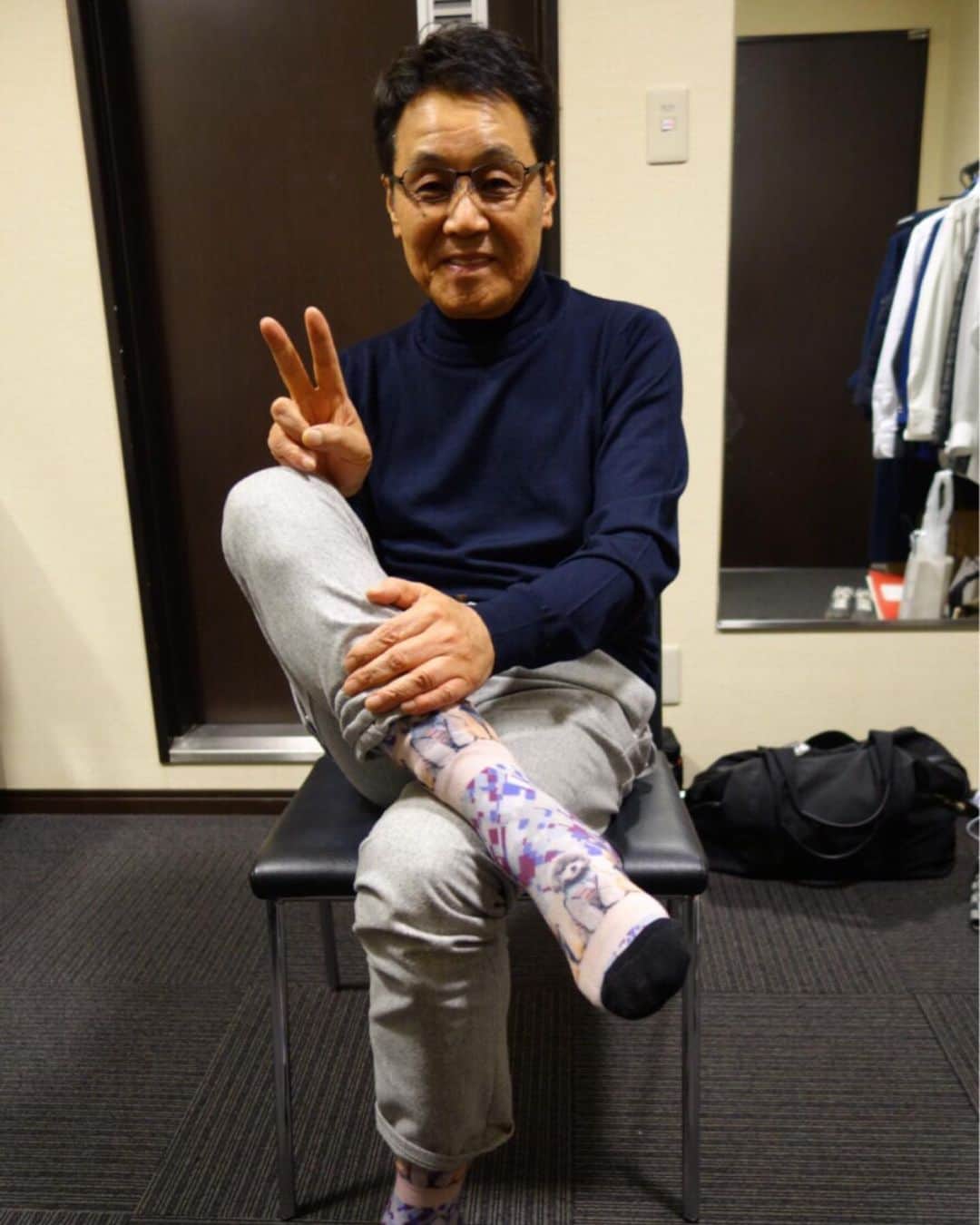 のインスタグラム：「数年前の写真ですが。。  五木ひろしさんとご一緒させて頂いた時に履いていらっしゃったジーパンがかっこよかったので格好いいですね！と言ったら後日同じジーパンをプレゼントして下さったんです  で、何かお返しをと考えに考えた末に五木さんがかなり愛犬家ということで愛犬ちゃん達をプリントしたソックスを送らせていただいたら「紅白で履きました」というメッセージと共に送って下さったというありがたい写真」