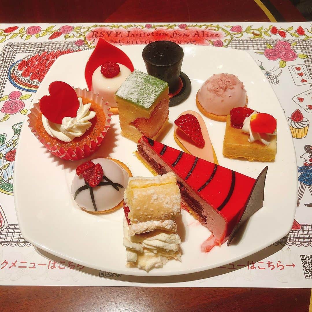 遠近由美子さんのインスタグラム写真 - (遠近由美子Instagram)「「とっちー、苺、食べ行くよー🍓」とフードジャーナリストのたかみさん　@takamiiwaya が連れていってくれました。  #いちご🍓 × 不思議の国のアリス♡  可愛いすぎる世界観😍 これは女子はたまらないね。こころ踊る、苺時間🍓❤️  #いちごスイーツ #アリスからの招待状 #ヒルトン東京 #苺好きに生まれたからには🍓   また来たね😊　#苺の美味しい季節」1月25日 16時23分 - yumiko_tochika