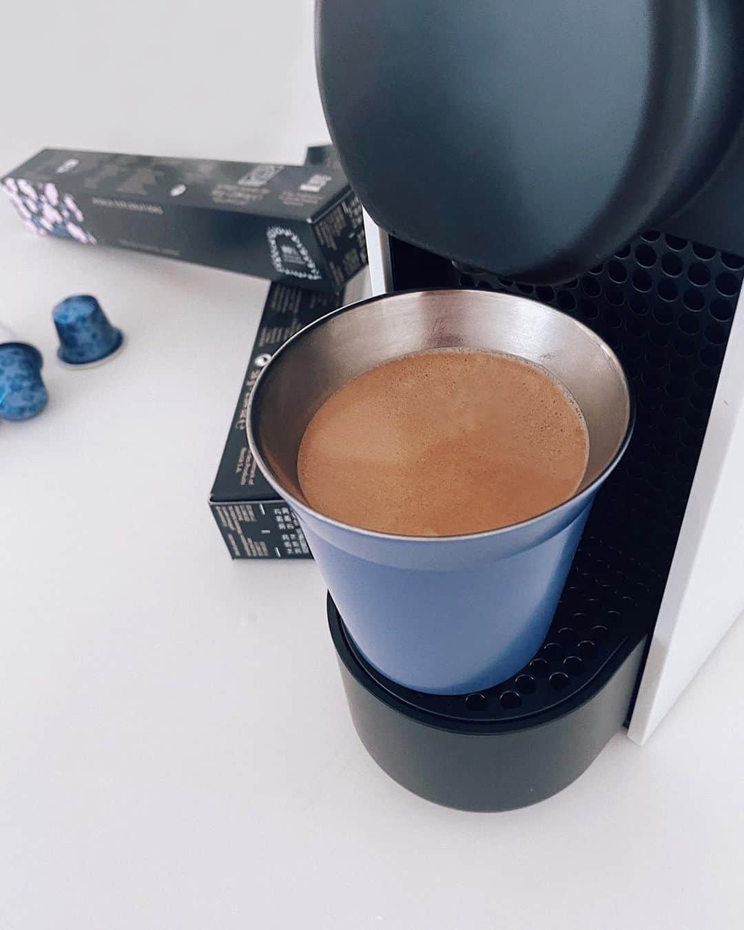 翁安芸さんのインスタグラム写真 - (翁安芸Instagram)「お家でほっと一息。  @nespresso World Explorationsシリーズのトウキョウ・ヴィヴァルト・ルンゴのいい香りに包まれた至福のひととき。  優しくフローラルな味わいは、とても飲みやすく私の新たな定番に。ブルーに桜がデザインされたカプセルも素敵です。  #NespressoWorldExplorations #ad @nespresso @Nespresso.jp #akiweng」1月25日 16時17分 - akinyc