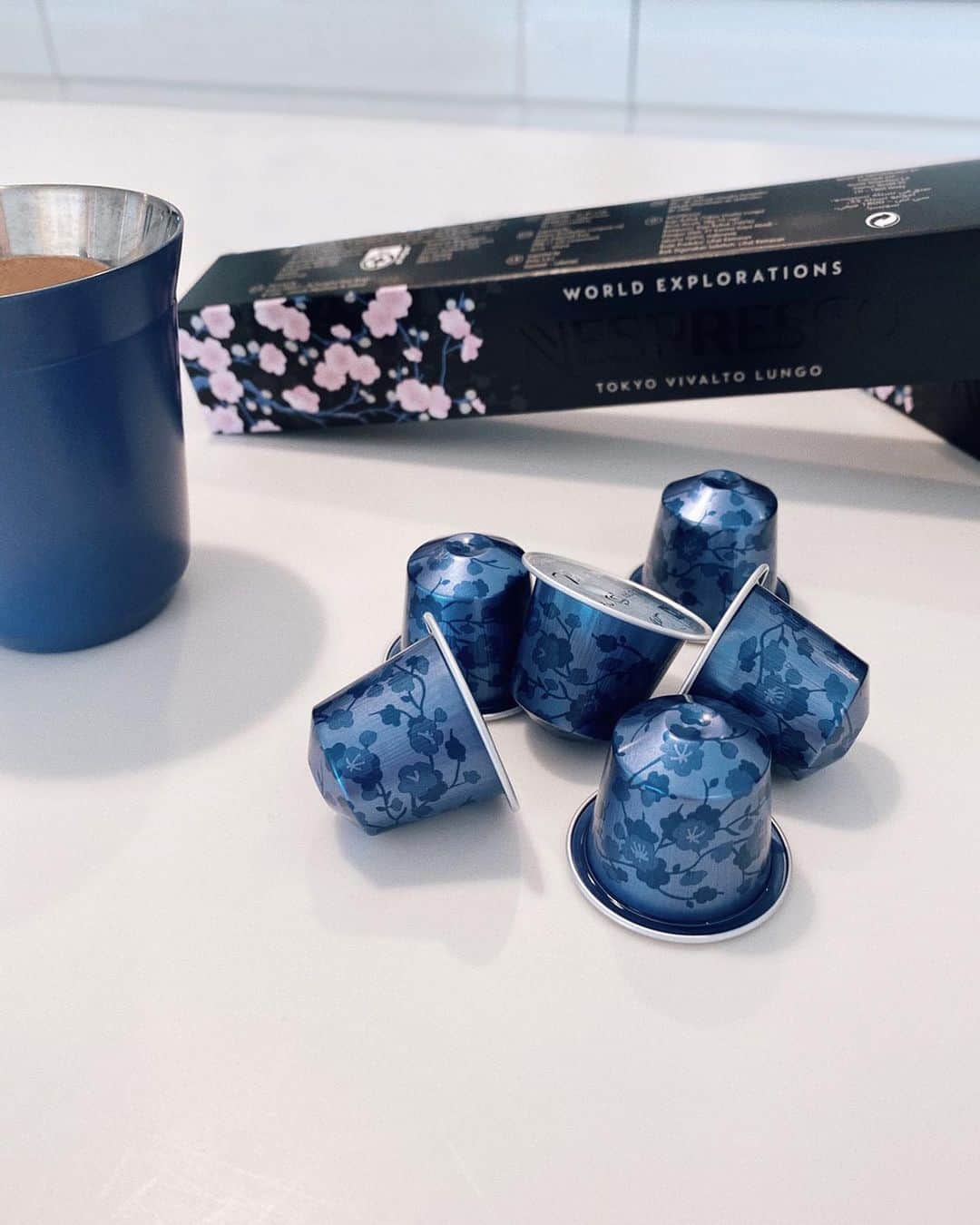 翁安芸さんのインスタグラム写真 - (翁安芸Instagram)「お家でほっと一息。  @nespresso World Explorationsシリーズのトウキョウ・ヴィヴァルト・ルンゴのいい香りに包まれた至福のひととき。  優しくフローラルな味わいは、とても飲みやすく私の新たな定番に。ブルーに桜がデザインされたカプセルも素敵です。  #NespressoWorldExplorations #ad @nespresso @Nespresso.jp #akiweng」1月25日 16時17分 - akinyc