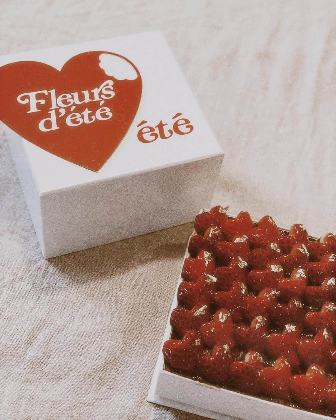 永田杏奈のインスタグラム：「・ @ete.restaurant と @verdy のコラボケーキ🎂 ❤︎の🍓がぎっしりとつまっていて チョコレートと苺の相性が抜群に美味しかった🤤  #été  #étéケーキ  #美味しすぎて一瞬でなくなった」