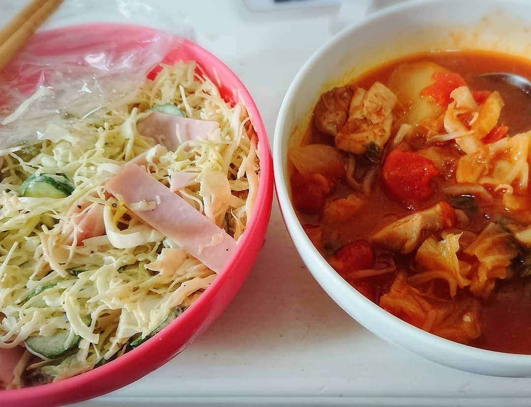 工藤亜耶のインスタグラム：「余り物野菜のミネストローネ。  コールスローサラダ。  自分で作ると、野菜モリモリ食べれるの嬉しい(^_^)/  #自炊」
