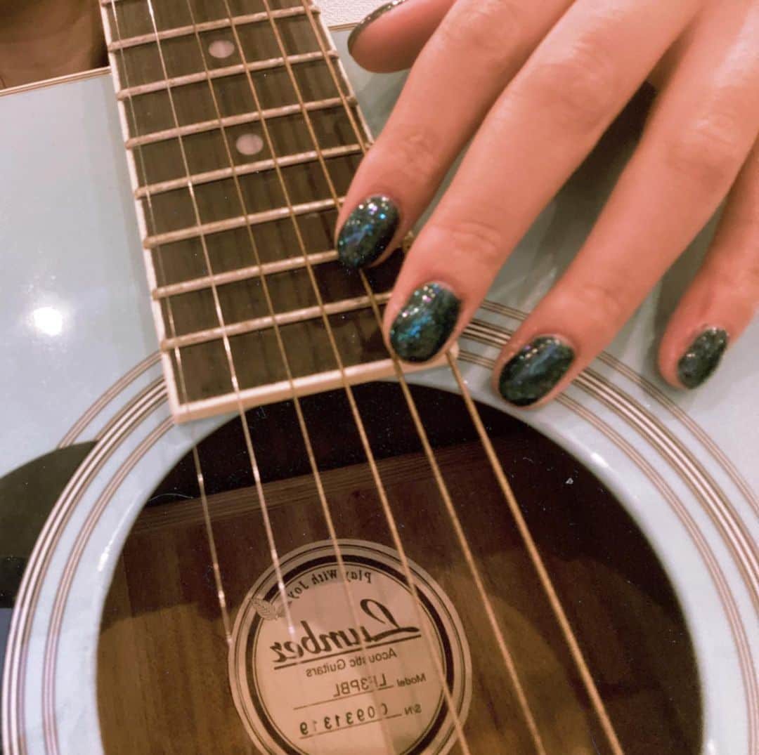 原望奈美のインスタグラム：「ちょっと前のお爪🤏 ⁣ ⁣短めでワンカラーが好みです。 スカルプして長さ出しとか憧れるけど 絶対似合わない自信がある。笑 ⁣ ⁣そして私生活大変そうなので 短めのワンカラーが落ち着きます。 ⁣ ⁣今日は、明日の撮影向けにネイルします💅 ⁣ ⁣ ⁣#ワンカラーネイル #キラキラ好き #ギターの弦が #ネイル　の #味を出してくれました #セルフネイル　です ⁣ ⁣ ⁣ ⁣ ⁣」