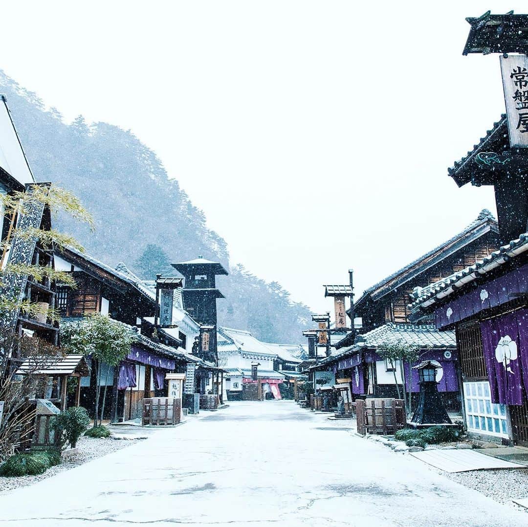 江戸ワンダーランド 日光江戸村のインスタグラム：「・ 雪時  snow time ☃️ 時が止まっている様です。It feels like the time stopped flowing here.  ・ 江戸ワンダーランド日光江戸村は、1月13日（水）より当面の間、臨時休業とさせていただいております。再開日につきましては、2月7日以降を予定しております。今後の状況を鑑みながら、お客様や従業員の健康面と安全面を第一に考慮して慎重に判断し、改めて公式サイトにてご案内致します。 ・ Temporary closure from January 13. We will be closed for an indefinite period. Once confirmed we will announce reopening date through our website. ・ ・ #edo #いざ江戸へドロン  #edowonderland #江戸ワンダーランド日光江戸村」