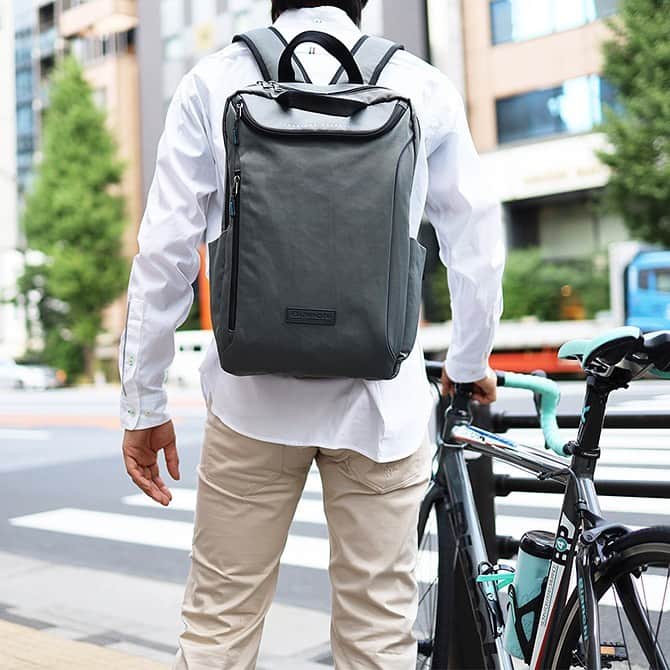 のインスタグラム：「ビアンキオンラインストアスタッフも愛用のスリムバックパック ！https://www.bianchi-estore.jp/item/detail.cgi?itemCd=001_0607_003_1 #ridebianchi #bianchiRepartoCorse #bianchiRC #ビアンキ #ビアンキバイクストア #bianchionlinestore  #bianchibikestore #ridebianchi #bianchi #ビアンキ #celeste #Backpack」