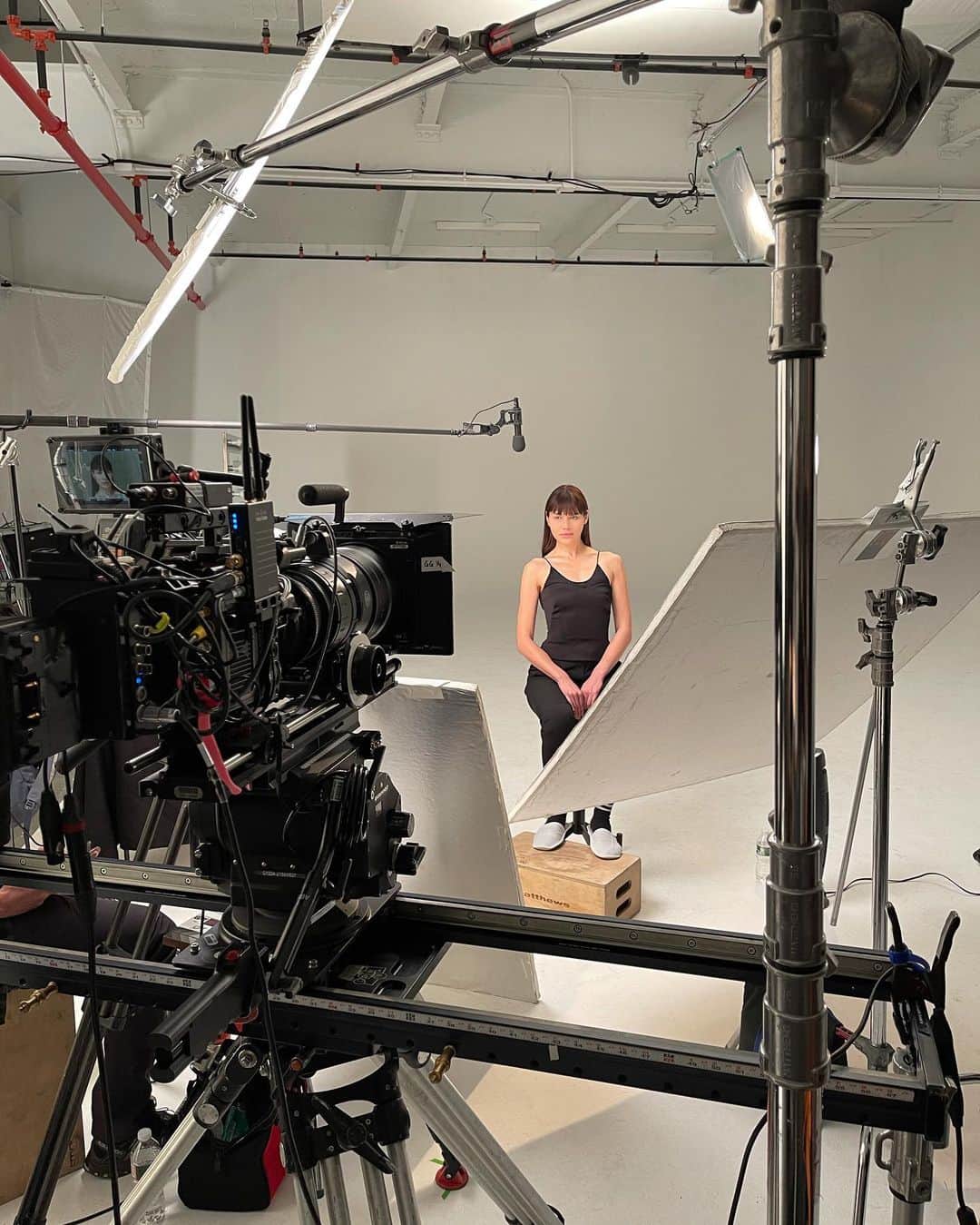 ナタリー・スアレスさんのインスタグラム写真 - (ナタリー・スアレスInstagram)「View from set for @armanibeauty #LuminousSilk! Feels good to be back in the studio 🎥 📸」1月25日 21時47分 - natalieoffduty