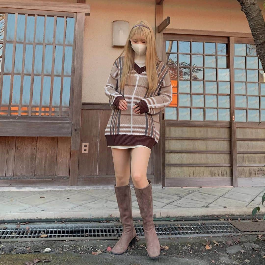 MANA（宮本茉奈）のインスタグラム：「久しぶりの私服☺︎﻿ ﻿ #sweater #kobelettuce  #turtleneck #uniqlo #skirt #grl #boots #grl  #ラテコーデ #ブラウンコーデ #金髪ロング #ワントーンコーデ #チェックセーター #チェック #台形スカート #ミニスカート #膝下ブーツ #ユニクロ #プチプラ #プチプラコーデ #高見えコーデ #細見えコーデ #韓国風コーデ #韓国風ファッション #ユニクロユー #ユニクロコーデ #ユニジョ #今日のまなぼう #おしゃれさんと繋がりたい #lfl #lforl」