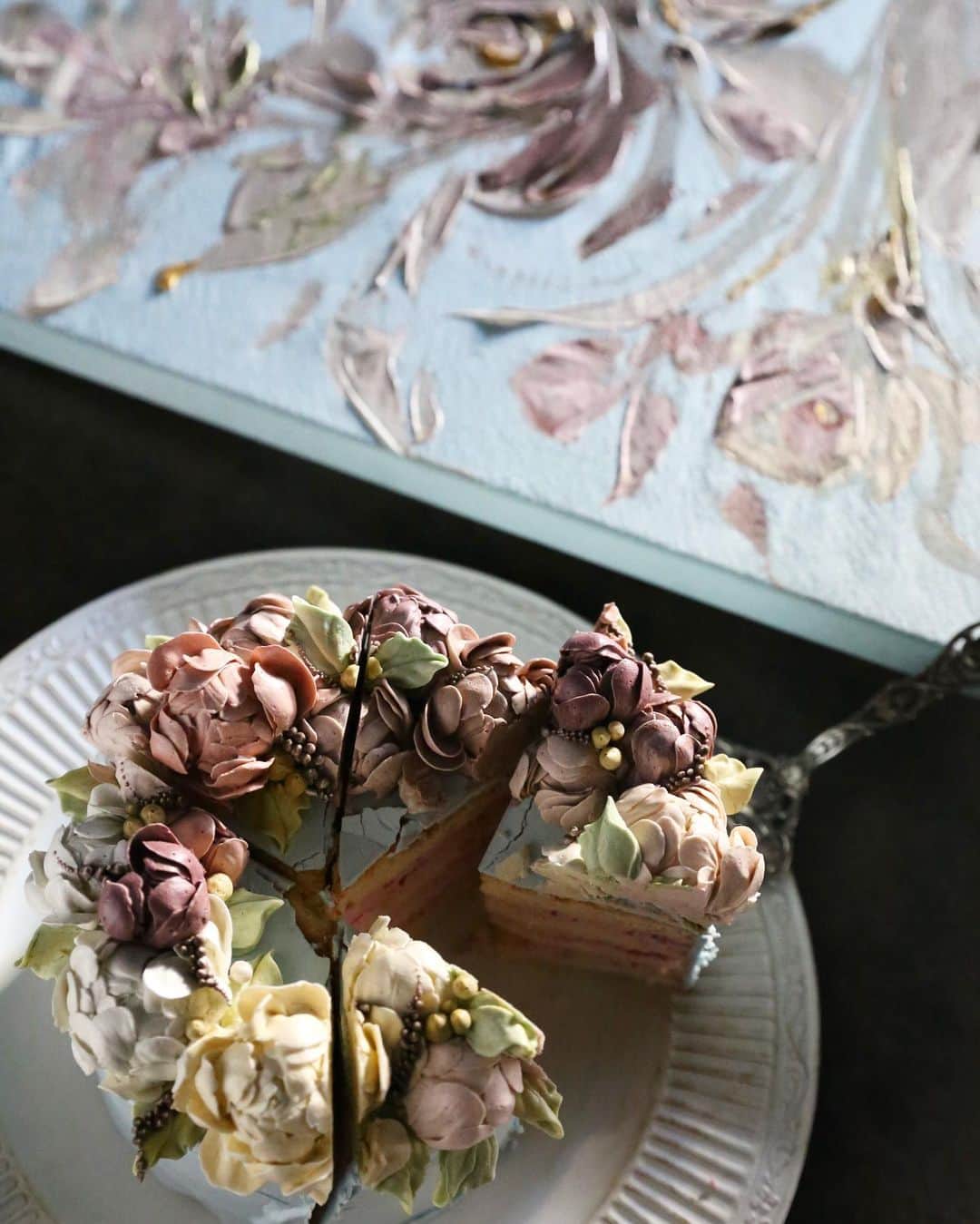 청담 수케이크 (atelier soo)さんのインスタグラム写真 - (청담 수케이크 (atelier soo)Instagram)「ㅡ 꽃그림과 꽃케이크 @grace__roo  @soocake_ully  ㅡ 늘 음악으로 진심으로 글로 시로 내게큰힘이되어주시는분 아름다운 그림선물보며 케익작업하기.감사의마음 전해요 🙏 ㅡ #flower #cake #flowercake #partycake #birthday #bouquet #buttercream #baking #wilton #weddingcake ㅡ www.soocake.com」1月25日 21時48分 - soocake_ully