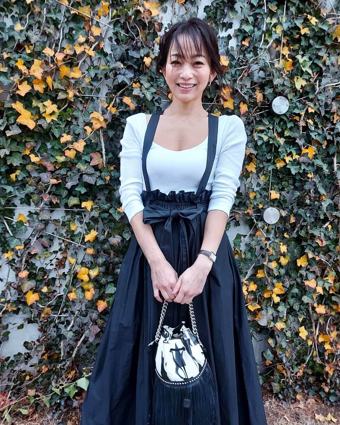 佐藤純さんのインスタグラム写真 - (佐藤純Instagram)「私服  ハイウエストジャンバースカート❤  @doublestandard_official   ハイウエストなので、めちゃめちゃ足長効果‼️  ウエストのリボンは取り外し可能。  白のトップスもダブスタです。  背中のあき具合がめちゃめちゃキレイなの。  カップ付きなので、1枚で着れちゃいます😉  バッグは @jandmdavidson  ピアスは @stellarhollywood  時計は @baumeetmercier  #私服 #ootd #doublestandardclothing #ダブルスタンダードクロージング #ダブスタ #ジャンバースカート #スカート #バッグ #jandmdavidson #ピアス #パールピアス #stellarhollywood #ステラハリウッド #時計 #腕時計 #baumeetmercier #ボームメルシェ #ママ #ママモデル #モデル #mama #mamamodel #model」1月25日 21時49分 - junsatoidea