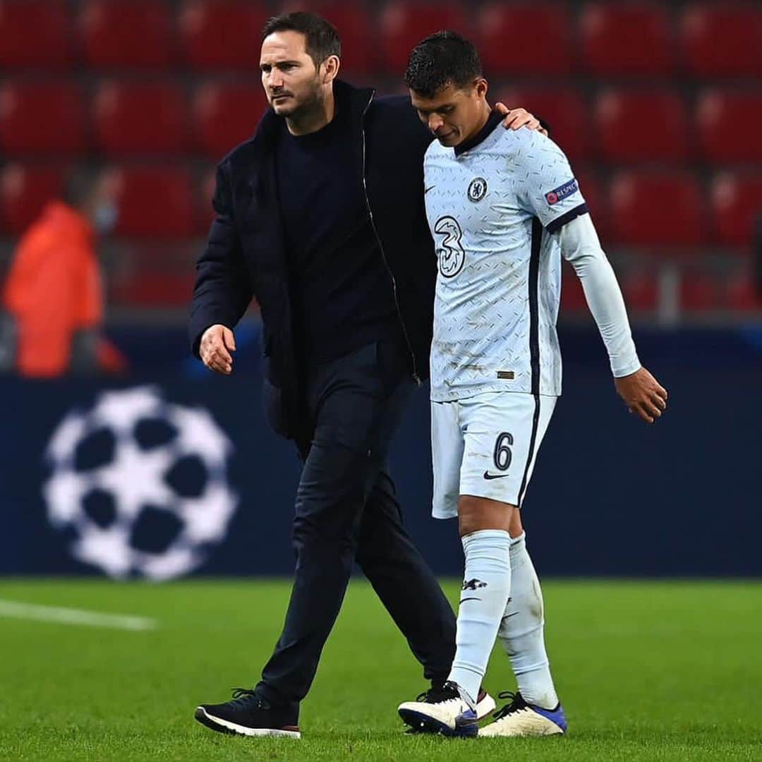 チアゴ・シルヴァのインスタグラム：「I would like to thank you for everything you and your committee have done for me since the day I arrived.  as i told you, it seemed like we had been working together for 10 years !! Thank you very much for everything legend . @franklampard #legend 💙💙」