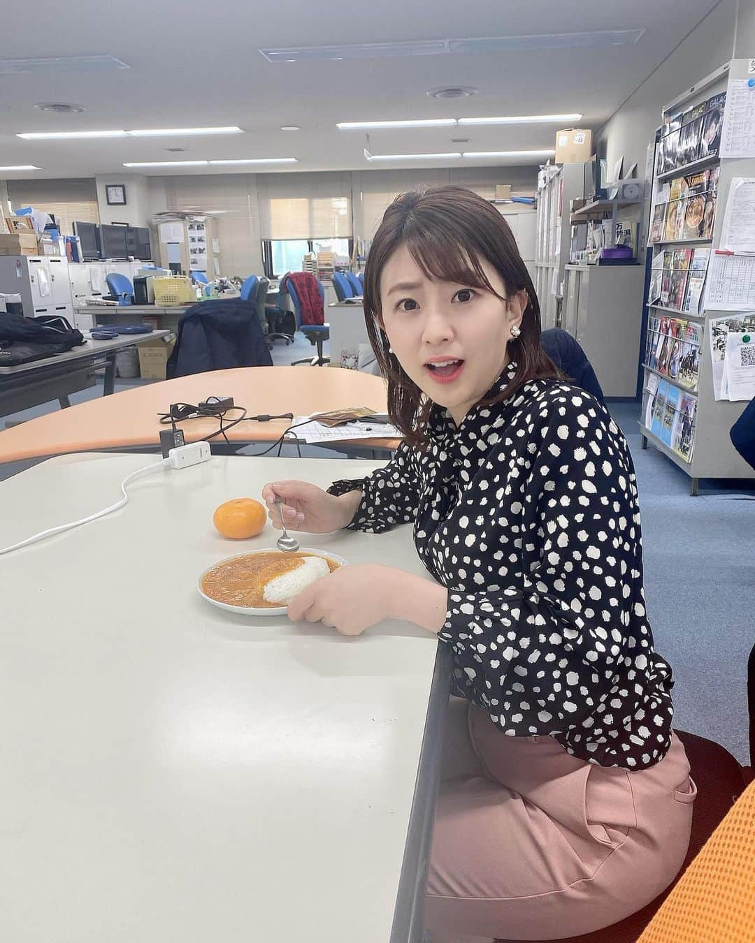 三石佳那さんのインスタグラム写真 - (三石佳那Instagram)「ㅤㅤㅤㅤㅤㅤㅤㅤㅤㅤㅤㅤㅤㅤㅤㅤㅤㅤㅤㅤㅤㅤㅤㅤㅤㅤ 今日も 会社で　カレー臭 広げました🤣  ラジオ　#フツよる　の生放送前は カレーがお決まりになってきました。  この時期はみかんで ビタミンCも しっかりと。  #新潟 #niigata #長野 #カレー #前野アナ撮影」1月25日 21時50分 - mitsuishi_kana_bsn