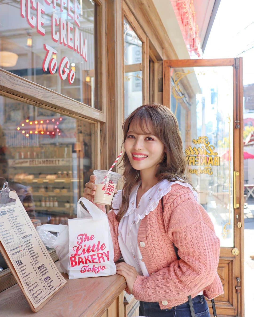 小沼瑞季さんのインスタグラム写真 - (小沼瑞季Instagram)「𝕋𝕙𝕖 𝕃𝕚𝕥𝕥𝕝𝕖 𝔹𝔸𝕂𝔼ℝ𝕐 𝕋𝕠𝕜𝕪𝕠🥐❤️﻿ ﻿ 先日、大好きなパン屋さんが移転してたので﻿ テイクアウト＆店内でランチしてきました🍽﻿ この日は打ち合わせ後に寄りました🧸﻿ テイクアウトは明日の朝用のパンを🥰🥖﻿ ﻿ 今回リニューアルして﻿ リトルベーカリートーキョーと﻿ グッドタウンドーナツが一緒のお店に🍩﻿ そして店内にイートインスペースが出来てたの🥯🍓✨﻿ 花柄の壁やチェック柄のソファの組み合わせが﻿ おしゃれで可愛い店内でした🏠﻿ ﻿ ここのあんバターパンが好きで...🧈🏅﻿ このバターホイップがふわふわで濃厚で﻿ 本当に美味しいんだぁ🥺💕💕﻿ ﻿ tops♡#zara﻿ knit♡#deicy﻿ denim♡#verybrain﻿ sneaker♡#converse﻿ ﻿ 甘めのトップスだったので﻿ ボトムはデニムにスニーカーで﻿ 少しカジュアルに👖🌟﻿ ﻿  ﻿ 【The Little BAKERY Tokyo】﻿ 📍東京都渋谷区神宮前6-13-6﻿ 10:00am〜18:00pm﻿ ﻿ ﻿ ﻿ #thelittlebakerytokyo#tokyocafe#goodtowndoughnut#東京カフェ#カフェ#表参道カフェ#明治神宮前#明治神宮前カフェ#原宿カフェ#原宿#パン屋さん#パン屋#グッドタウンドーナツ#ドーナツ#カフェ巡り#먹스타그램#카페#데일리#카페스타그램#スイーツ女子#スイーツ部#スイーツ巡り#みいきコーデ#みいきのカフェめぐり☕️🍰」1月25日 21時50分 - mizukikonuma
