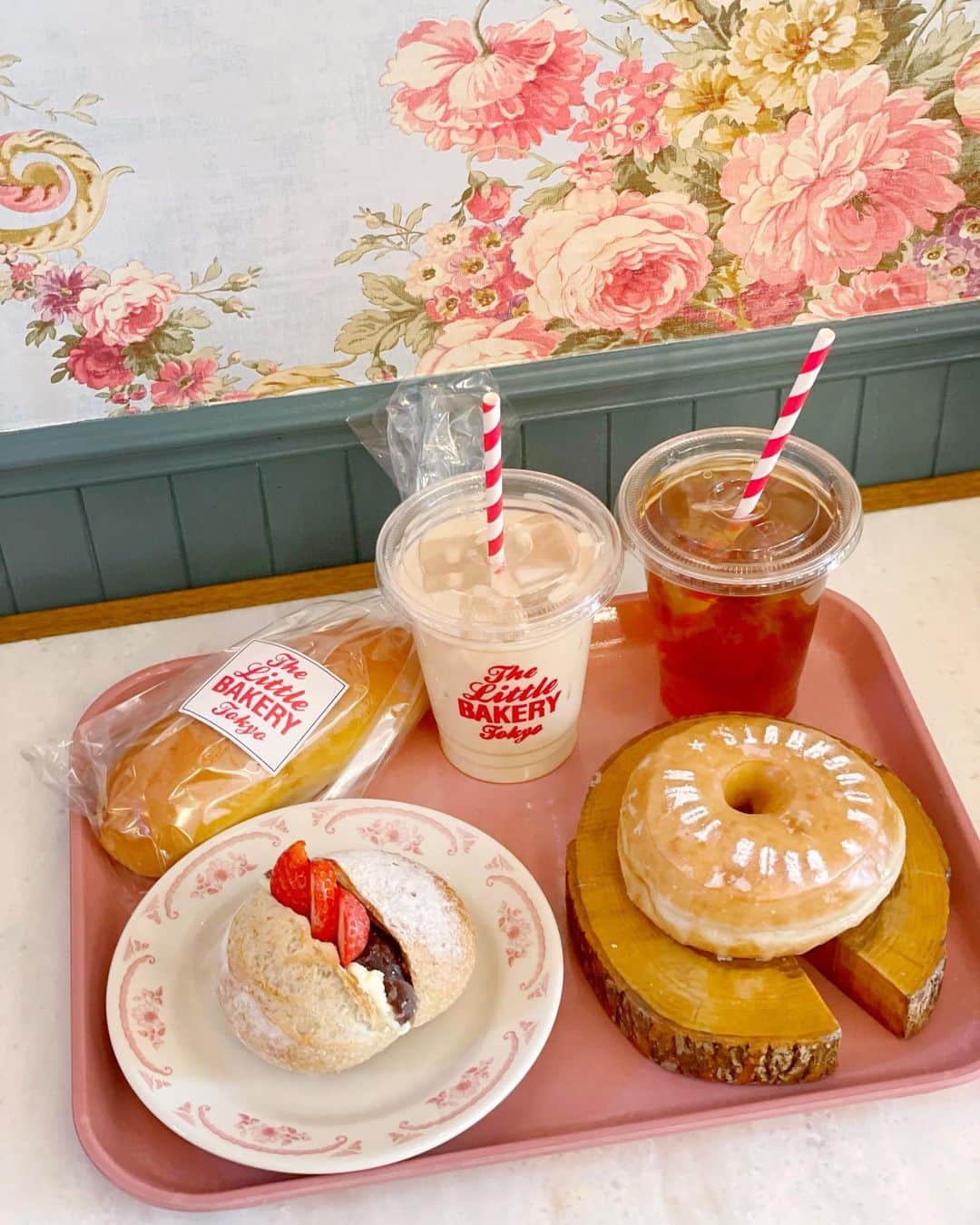 小沼瑞季さんのインスタグラム写真 - (小沼瑞季Instagram)「𝕋𝕙𝕖 𝕃𝕚𝕥𝕥𝕝𝕖 𝔹𝔸𝕂𝔼ℝ𝕐 𝕋𝕠𝕜𝕪𝕠🥐❤️﻿ ﻿ 先日、大好きなパン屋さんが移転してたので﻿ テイクアウト＆店内でランチしてきました🍽﻿ この日は打ち合わせ後に寄りました🧸﻿ テイクアウトは明日の朝用のパンを🥰🥖﻿ ﻿ 今回リニューアルして﻿ リトルベーカリートーキョーと﻿ グッドタウンドーナツが一緒のお店に🍩﻿ そして店内にイートインスペースが出来てたの🥯🍓✨﻿ 花柄の壁やチェック柄のソファの組み合わせが﻿ おしゃれで可愛い店内でした🏠﻿ ﻿ ここのあんバターパンが好きで...🧈🏅﻿ このバターホイップがふわふわで濃厚で﻿ 本当に美味しいんだぁ🥺💕💕﻿ ﻿ tops♡#zara﻿ knit♡#deicy﻿ denim♡#verybrain﻿ sneaker♡#converse﻿ ﻿ 甘めのトップスだったので﻿ ボトムはデニムにスニーカーで﻿ 少しカジュアルに👖🌟﻿ ﻿  ﻿ 【The Little BAKERY Tokyo】﻿ 📍東京都渋谷区神宮前6-13-6﻿ 10:00am〜18:00pm﻿ ﻿ ﻿ ﻿ #thelittlebakerytokyo#tokyocafe#goodtowndoughnut#東京カフェ#カフェ#表参道カフェ#明治神宮前#明治神宮前カフェ#原宿カフェ#原宿#パン屋さん#パン屋#グッドタウンドーナツ#ドーナツ#カフェ巡り#먹스타그램#카페#데일리#카페스타그램#スイーツ女子#スイーツ部#スイーツ巡り#みいきコーデ#みいきのカフェめぐり☕️🍰」1月25日 21時50分 - mizukikonuma