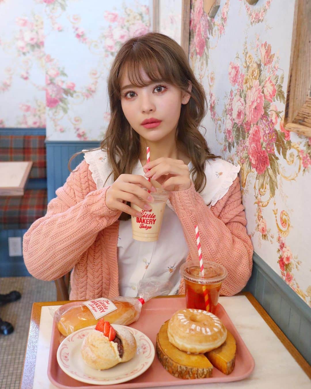 小沼瑞季さんのインスタグラム写真 - (小沼瑞季Instagram)「𝕋𝕙𝕖 𝕃𝕚𝕥𝕥𝕝𝕖 𝔹𝔸𝕂𝔼ℝ𝕐 𝕋𝕠𝕜𝕪𝕠🥐❤️﻿ ﻿ 先日、大好きなパン屋さんが移転してたので﻿ テイクアウト＆店内でランチしてきました🍽﻿ この日は打ち合わせ後に寄りました🧸﻿ テイクアウトは明日の朝用のパンを🥰🥖﻿ ﻿ 今回リニューアルして﻿ リトルベーカリートーキョーと﻿ グッドタウンドーナツが一緒のお店に🍩﻿ そして店内にイートインスペースが出来てたの🥯🍓✨﻿ 花柄の壁やチェック柄のソファの組み合わせが﻿ おしゃれで可愛い店内でした🏠﻿ ﻿ ここのあんバターパンが好きで...🧈🏅﻿ このバターホイップがふわふわで濃厚で﻿ 本当に美味しいんだぁ🥺💕💕﻿ ﻿ tops♡#zara﻿ knit♡#deicy﻿ denim♡#verybrain﻿ sneaker♡#converse﻿ ﻿ 甘めのトップスだったので﻿ ボトムはデニムにスニーカーで﻿ 少しカジュアルに👖🌟﻿ ﻿  ﻿ 【The Little BAKERY Tokyo】﻿ 📍東京都渋谷区神宮前6-13-6﻿ 10:00am〜18:00pm﻿ ﻿ ﻿ ﻿ #thelittlebakerytokyo#tokyocafe#goodtowndoughnut#東京カフェ#カフェ#表参道カフェ#明治神宮前#明治神宮前カフェ#原宿カフェ#原宿#パン屋さん#パン屋#グッドタウンドーナツ#ドーナツ#カフェ巡り#먹스타그램#카페#데일리#카페스타그램#スイーツ女子#スイーツ部#スイーツ巡り#みいきコーデ#みいきのカフェめぐり☕️🍰」1月25日 21時50分 - mizukikonuma
