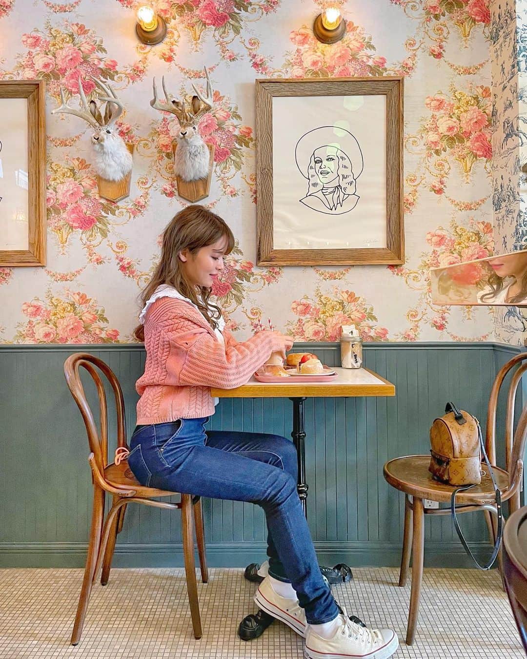 小沼瑞季さんのインスタグラム写真 - (小沼瑞季Instagram)「𝕋𝕙𝕖 𝕃𝕚𝕥𝕥𝕝𝕖 𝔹𝔸𝕂𝔼ℝ𝕐 𝕋𝕠𝕜𝕪𝕠🥐❤️﻿ ﻿ 先日、大好きなパン屋さんが移転してたので﻿ テイクアウト＆店内でランチしてきました🍽﻿ この日は打ち合わせ後に寄りました🧸﻿ テイクアウトは明日の朝用のパンを🥰🥖﻿ ﻿ 今回リニューアルして﻿ リトルベーカリートーキョーと﻿ グッドタウンドーナツが一緒のお店に🍩﻿ そして店内にイートインスペースが出来てたの🥯🍓✨﻿ 花柄の壁やチェック柄のソファの組み合わせが﻿ おしゃれで可愛い店内でした🏠﻿ ﻿ ここのあんバターパンが好きで...🧈🏅﻿ このバターホイップがふわふわで濃厚で﻿ 本当に美味しいんだぁ🥺💕💕﻿ ﻿ tops♡#zara﻿ knit♡#deicy﻿ denim♡#verybrain﻿ sneaker♡#converse﻿ ﻿ 甘めのトップスだったので﻿ ボトムはデニムにスニーカーで﻿ 少しカジュアルに👖🌟﻿ ﻿  ﻿ 【The Little BAKERY Tokyo】﻿ 📍東京都渋谷区神宮前6-13-6﻿ 10:00am〜18:00pm﻿ ﻿ ﻿ ﻿ #thelittlebakerytokyo#tokyocafe#goodtowndoughnut#東京カフェ#カフェ#表参道カフェ#明治神宮前#明治神宮前カフェ#原宿カフェ#原宿#パン屋さん#パン屋#グッドタウンドーナツ#ドーナツ#カフェ巡り#먹스타그램#카페#데일리#카페스타그램#スイーツ女子#スイーツ部#スイーツ巡り#みいきコーデ#みいきのカフェめぐり☕️🍰」1月25日 21時50分 - mizukikonuma