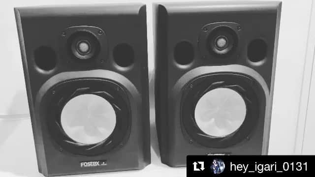 かなすのインスタグラム：「#Repost @hey_igari_0131 with @get_repost ・・・ ♪ . 明けましておめでとうございます⛩ めちゃくちゃ遅い新年の挨拶になってしまいました。 皆さんいかがお過ごしですか？？ . 今日はイガリから報告があります。 ホンマは言わなくてもいい事かもしれへんけど、一応伝えておきます。 去年めっちゃ配信やらなんやら出てたのに、今年になって何の音沙汰もないのが変やなと思った方がいるかもしれません。 それには理由があります。 . . 実はわたくし、 今年の頭に声帯ポリープの手術を受けました。 今回が２回目になります。 実は２年前のLife In The Sun Tourの途中から出来てました。(え！？もうあのツアー２年前！？) ずっと分かってたけど、 ライブが続いていたので放置していました。 . でもでも！ 今回のやつは前回のほど酷い症状ではなくて、小さめのやつです。 なんならほっておいてもいいレベルやったんですけど、手術すればハードなスケジュールに戻っても、回復が早まるというお話をお医者さんからいただいたので、このライブがない時期にやる事になりました。 . それによってしばらく声が出せない状況やったので、配信や人前に出るのをやめてました。 でも、少しづつ話せるようになってきたし、来週くらいからは歌も歌っていいような感じになってきてます。 今回の手術はあくまで「より良く」という手術です。 コロナが収束したら、 思いっきりスタートダッシュを切れるように、体制を万全に整える為です。 以上１つ目の報告であります☺︎ . . そしてもう一つ報告があります。 暗いニュースばっかりやったら嫌やから、 明るいのも一緒に報告します！ . 我々は新曲をレコーディングしました。 ライブが出来るようになったら「全国で」披露するつもりです。 . 今はバンドマンはもちろん、スタッフやレーベル、ライブに関する専門職の方はホンマに辛い状況やと思います。 現に、ウチの凄く長く一緒にいるローディー(楽器メンテしたり運んだりする人)は１人、ヘイチームを離れる事になりました。 理由は仕事がないからです。 実際にマジで仕事がないので、こちらも止める事が出来ませんでした。 ローディー自体を辞めるそうです。 じゃあライブやればいいじゃないかと言われると思うけど、我々は人数も多いし、基本タイバンツアーなので、今のガイドラインのキャパ設定でライブしてしまうと、赤字になってしまいます。 ソールドアウトしても赤字です。 自分は気持ちいいかもしれないけど、それでは余計にスタッフが辛い思いをしてしまう。 だからまだヘイ単独でのツアーには踏み切っていません。 . そんな中でも一番辛いのは当のライブハウスやと感じてます。 ライブハウスは辛いし、もしこの状況が続けばライブハウスは潰れます。 ライブハウスが潰れれば、俺たちは表現の場を失い、コロナが収束しても何の意味もない感じになります。 . そこで、我々はライブが出来るようになったら何よりも先に「全国」ツアーする事にしました。 そこでお客さんに戻ってきてもらって、ライブハウスが少しでも元の姿に戻るように今年一年は務めたいと思います。 ホンマは何かリリースして、ある程度大きな規模で何本かやる方がバンドと会社的には助かるねんけど、まずはライブハウス！ そう思ったので、「全国、全県」のライブハウスを回ります。 めちゃくちゃ大きな企業が上に付いてるライブハウスとゆうよりは、人と人で繋がってるようなライブハウスを中心に全県回ります。 アナタの住んでる所に必ず行きます。 絶対会いましょう！ . そこでさっきのレコーディングの話です。 次の新曲はライブハウスでしか買えないCDにします。 全県行くので、アナタの所にも必ず行きます。 そのCDを引っ下げて、今年一年はライブハウスが元の姿に戻る事に全てを注ごうと思っています。 . 正直いつになるか分かりません。 でも、我々は負ける気はありません。 実はこのツアーは発表される事もなく、もう３回もバラして組み直しています。 それでも、いつかやれる日を信じてまたスケジュールを組んでいます。 必ずやり遂げます。 . テレビのライブハウスへの報道にマジで憤りを感じる部分もあるけど、 最初っからはみ出しものやねんから、別に良いです。 俺たちと貴方が繋がってればいい。 . お互いに頑張って、その日を待ちましょう。 絶対負けんなよ！ . . iPhoneで録っただけのウンコみたいな音やけど、新曲の片鱗を聴いてみてください。 最初の歌詞はSave the day!!です。 めちゃくちゃ気持ちが乗った曲になりました。 他にもまだあります。 ライブハウスで演奏する日が楽しみや！！！ . #新曲 #分かる人は分かる」