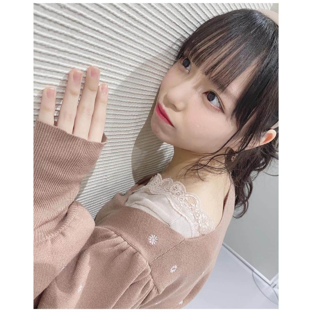 岩田陽菜さんのインスタグラム写真 - (岩田陽菜Instagram)「謎に壁に寄り添ってますね😯💫﻿ ﻿ #tops#olivedesolive#インナー#inner#NICECLAUP#カチューシャ#ブラウンコーデ#ブラウン#ポニーテール#ヘアアレンジ」1月25日 21時54分 - hina_naso_stu48