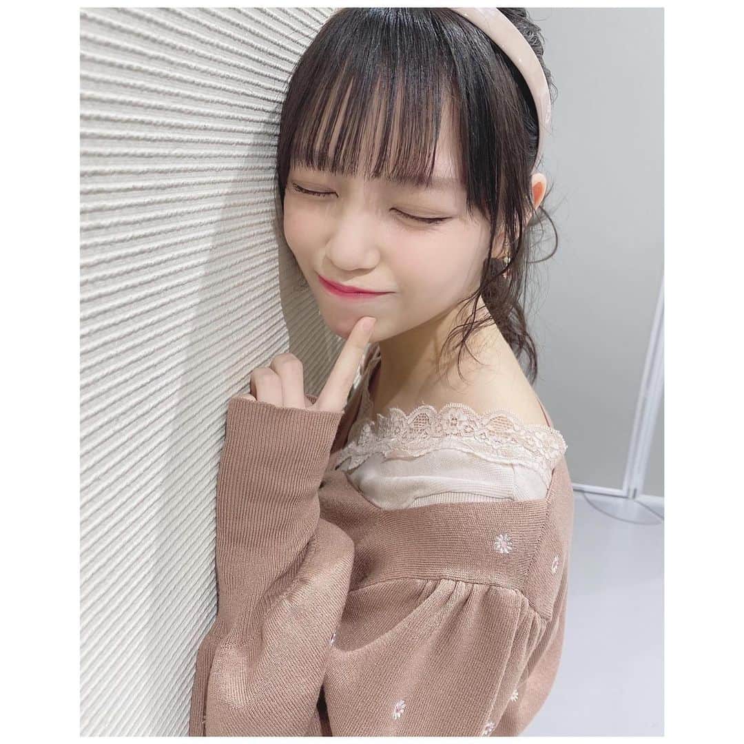 のインスタグラム：「謎に壁に寄り添ってますね😯💫﻿ ﻿ #tops#olivedesolive#インナー#inner#NICECLAUP#カチューシャ#ブラウンコーデ#ブラウン#ポニーテール#ヘアアレンジ」