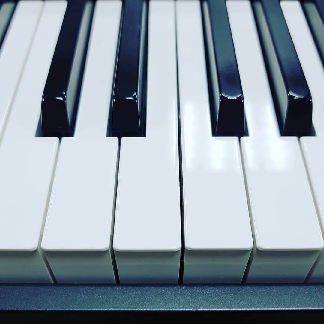 のインスタグラム：「スタジオ練習中。  #studio #piano #practice #sing #vocal #jazz #singerslife #friedprideshiho #スタジオ練習中」
