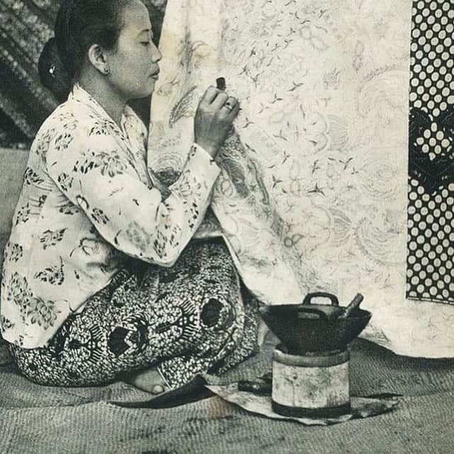 ベックスロックスのインスタグラム：「The Art of Batik making.  ⠀⠀⠀⠀⠀⠀⠀⠀⠀ I remember as a little girl making batik at school, the process of adding wax to cloth and dying it to create stunning patterns (or a big mess from what I can remember!). Then I landed in Indonesia and discovered a true world of Batik making which is an ancient skill that has been added to UNESCOs Intangible Cultural Heritage of Humanity list.  ⠀⠀⠀⠀⠀⠀⠀⠀⠀ The heritage of Indonesian Batik has been internationally recognised as a historical fabric of human civilisation. It is thought to be over 1000 years old.  ⠀⠀⠀⠀⠀⠀⠀⠀⠀ There are a few batik methods, from stamping natural dyed patterns onto cloth or screen printing them but the most complex and artistic is Batik Tulis.  ⠀⠀⠀⠀⠀⠀⠀⠀⠀ Batik tulis — literally translates as “written batik” The fabric is written by hand as motifs or textures. One piece of batik can take up to 2-3 months to be finished. ⠀⠀⠀⠀⠀⠀⠀⠀⠀ This is the Art of Slow and true craftsmanship which we are developing in the coming months celebrating sustainable luxury and the artists behind them.  ⠀⠀⠀⠀⠀⠀⠀⠀⠀ #Batiktulis #theartofslow  #craftsmanship  #interiors  #bespokeinteriors」