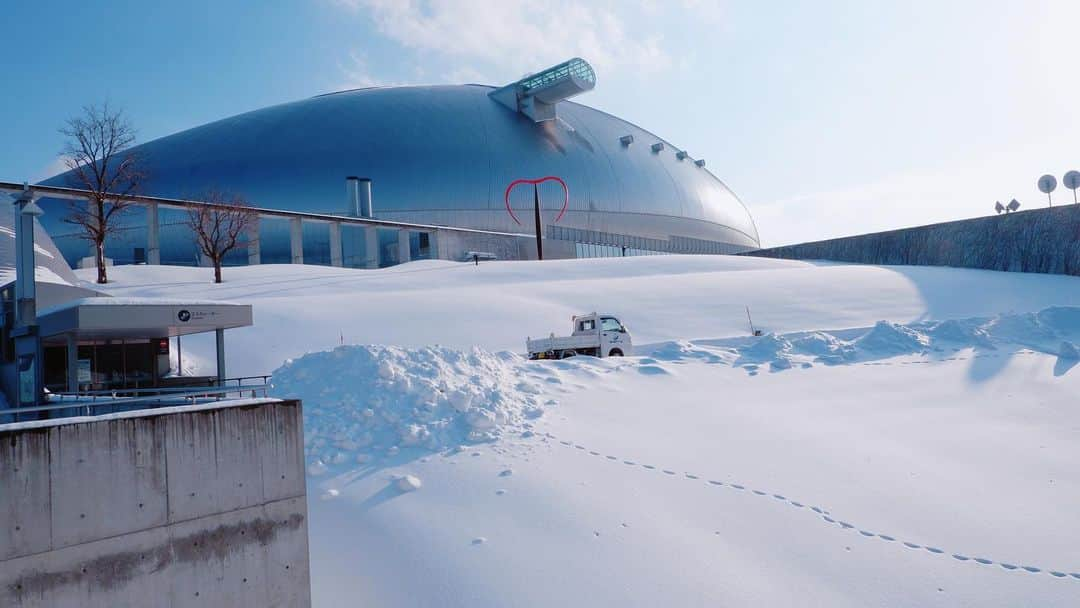 コンサドーレ札幌さんのインスタグラム写真 - (コンサドーレ札幌Instagram)「..........  真冬の札幌ドームはこんなに雪が積もっています❄️  この足跡はキツネ？ウサギ？🐾 誰の足跡でしょう？🧐  #Ｊリーグ #jleague #consadole #コンサドーレ #札幌ドーム #札幌 #北海道 #雪景色 #カメラ散歩 #雪 #snow #サッカー #スタジアム #足跡 #動物の足跡 #北海道の動物」1月25日 16時25分 - hokkaido_consadole_sapporo