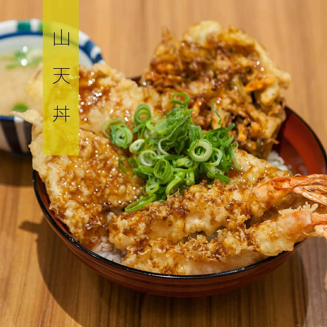 吹田グリーンプレイス公式のインスタグラム：「【天ぷらの山】  「でかっ！」と口にするお客様も少なくない、ボリュームたっぷりの丼です♪ . . 海老2尾、豚天、キス、かき揚げが丼だけにどどん！と、贅沢に盛り付けられた人気の山天丼。天ぷらが大きすぎて、どんぶりからはみ出ちゃってます。そして、こんなにボリューミーなのにご飯の大盛りも無料。こだわりの醤油を使った甘めのタレでいただく丼は、どんどん箸が進む美味しさです。…丼だけにね(￣ー￣)ﾌﾌﾌ  天ぷらも天丼もテイクアウトできますので、「でかっ！」な天丼をご賞味ください。 . . 山天丼（海老2尾／豚天／キス／かき揚げ）  900円（税込） . . 〈店舗情報〉※2/7までの営業時間  11:00～15:00、17:00～20:00(LO19:30、酒類19:00)  TEL 06-6389-1190  #吹田グリーンプレイス #吹田 #天ぷらの山 #てんぷら #天ぷら #天ぷら盛り合わせ #天ぷら定食 #ランチ #定食 #丼 #天丼 #天丼弁当 #大阪グルメ #関西グルメ #大盛り無料 #吹田グルメ」